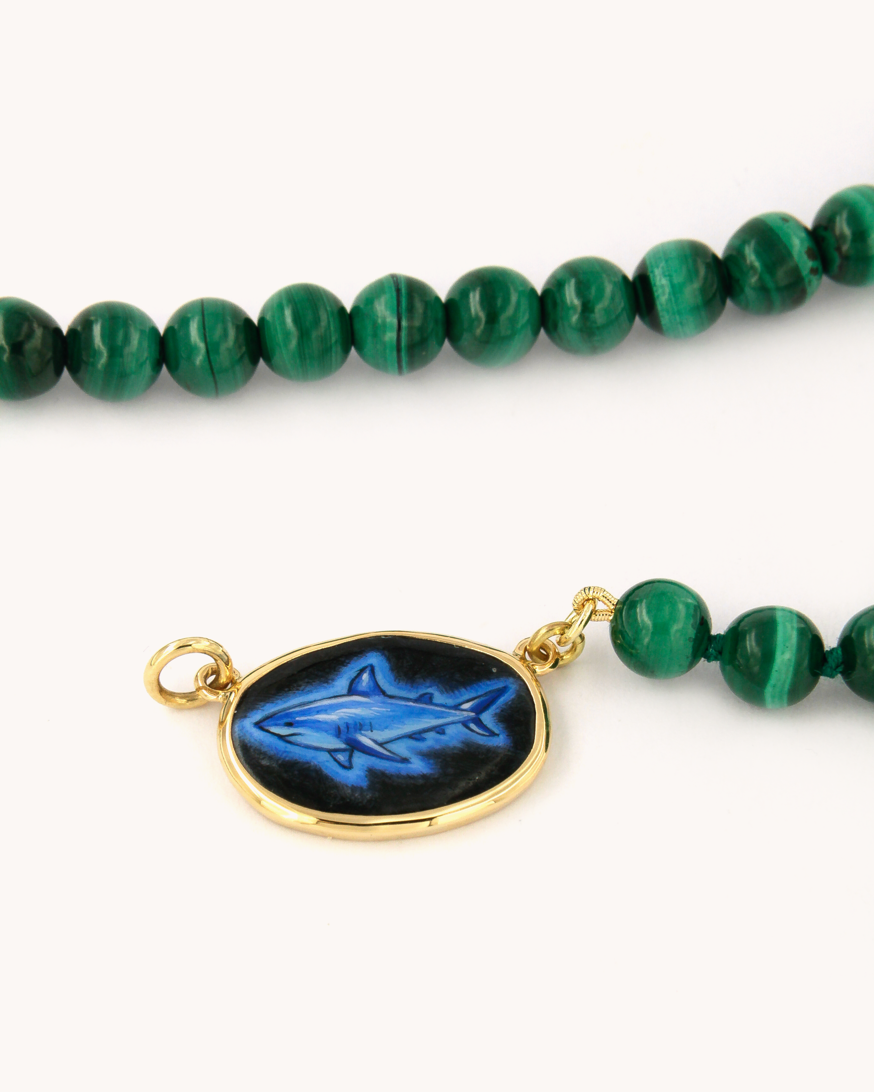 Collana Coloris Blue Shark con perle di malachite e piastra incorniciata in oro giallo 18 carati, dipinta a mano in smalto a fuoco