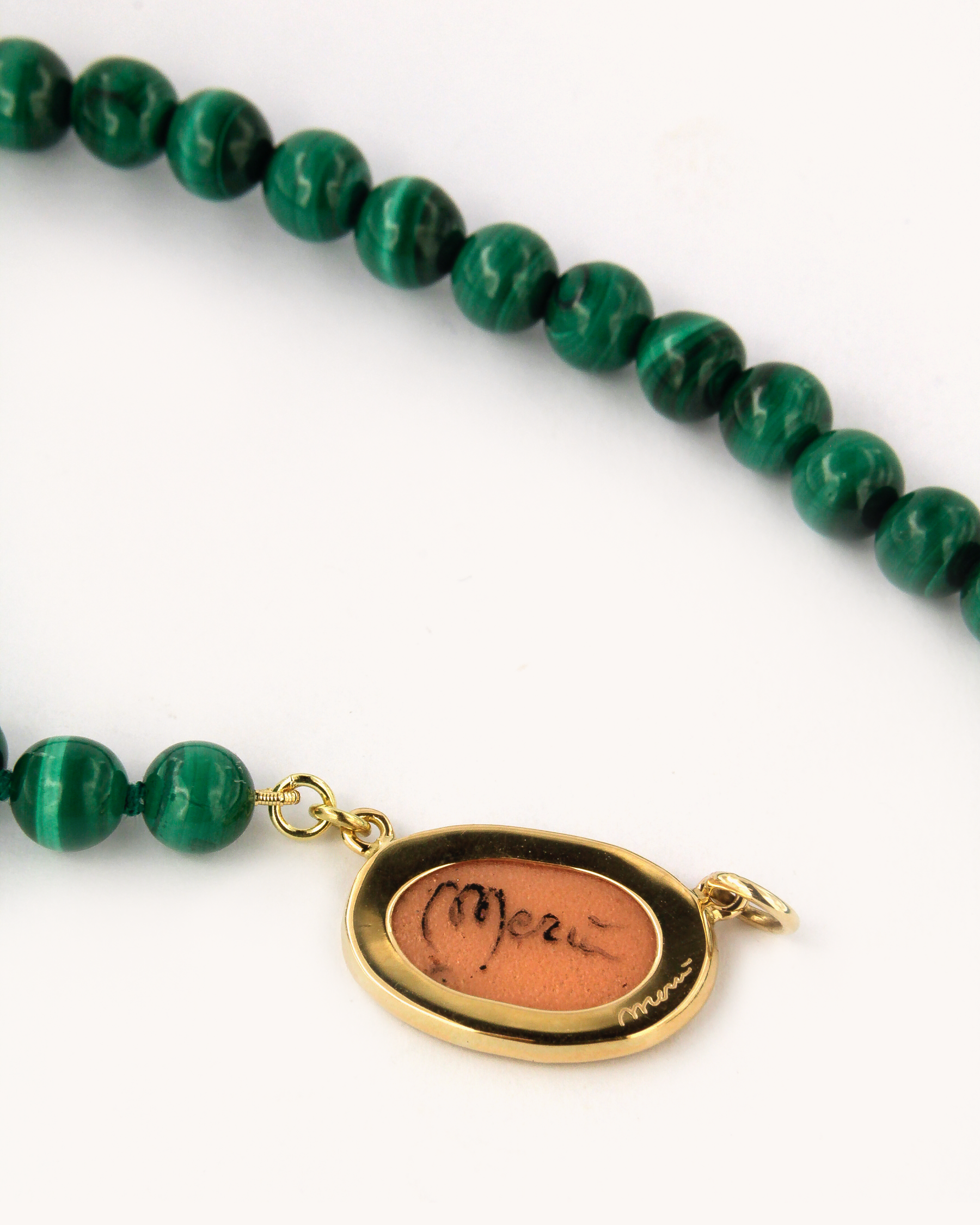 Collana Coloris Blue Shark con perle di malachite e piastra incorniciata in oro giallo 18 carati, dipinta a mano in smalto a fuoco