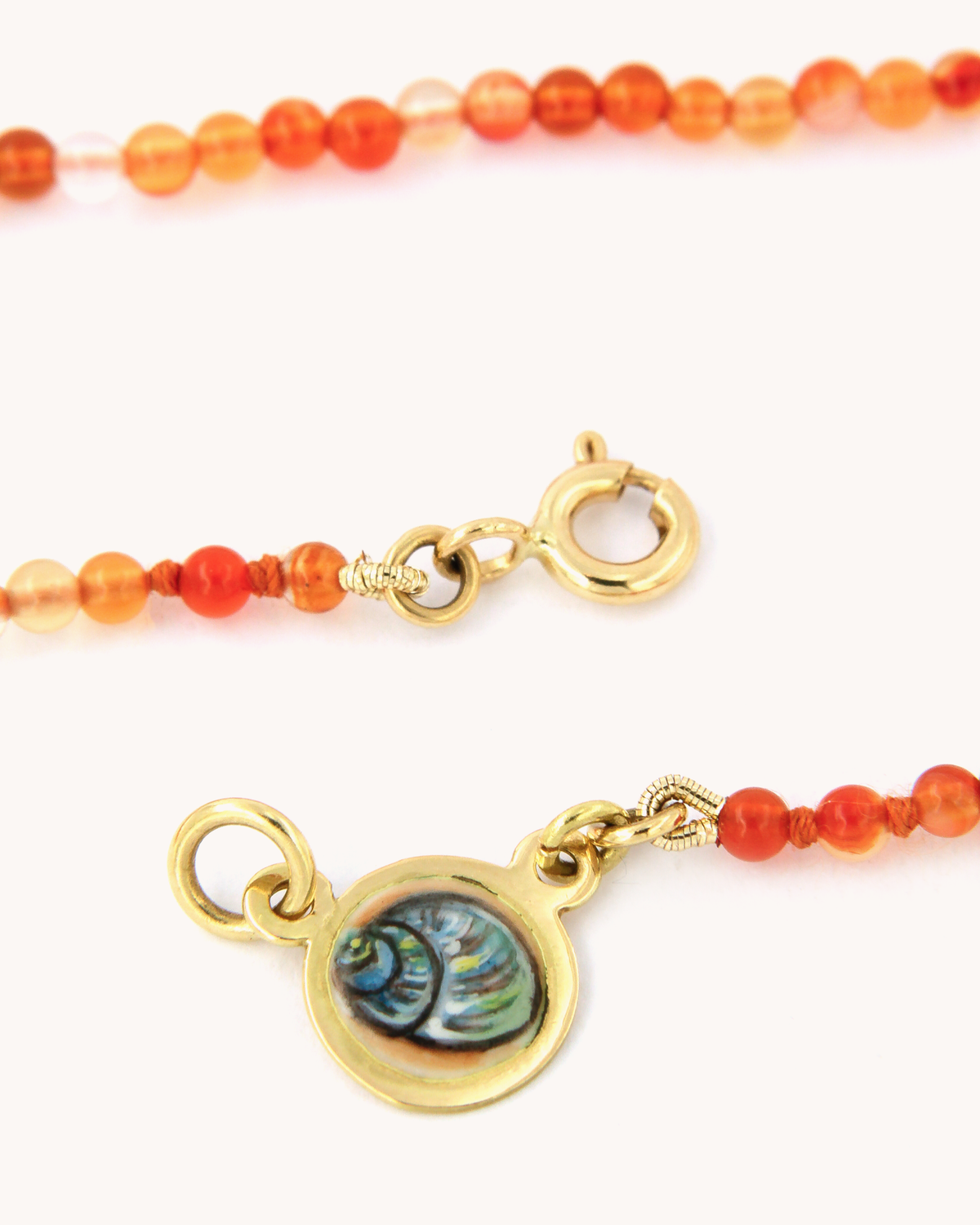 Dettaglio della Collana Coloris Conchiglia nel Tramonto in corniola, oro 18K e smalto a fuoco dipinto a mano