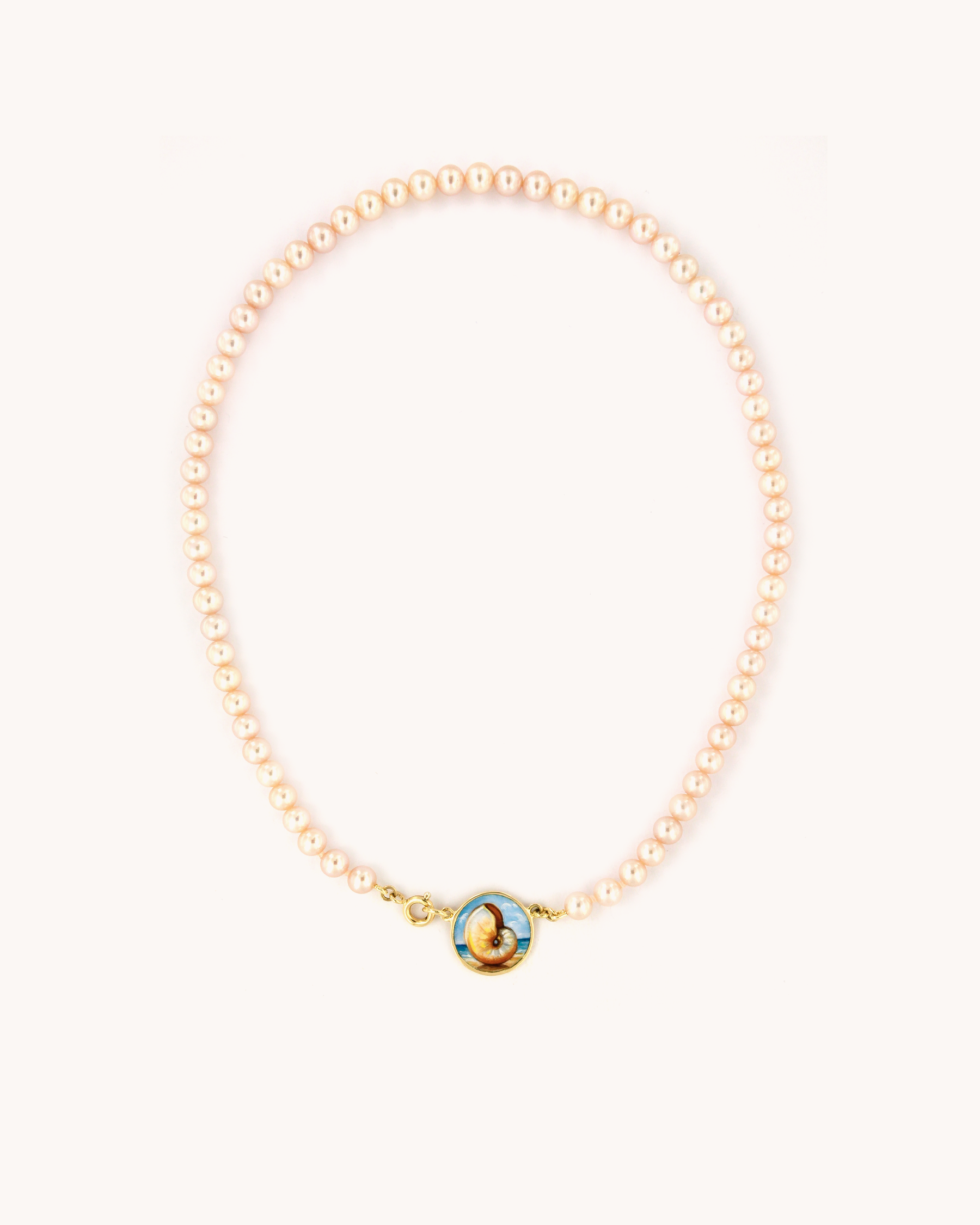 Collana Coloris Conchiglia con perle rosa e piastra in oro giallo 18K raffigurante una conchiglia dipinta a mano in smalto a fuoco