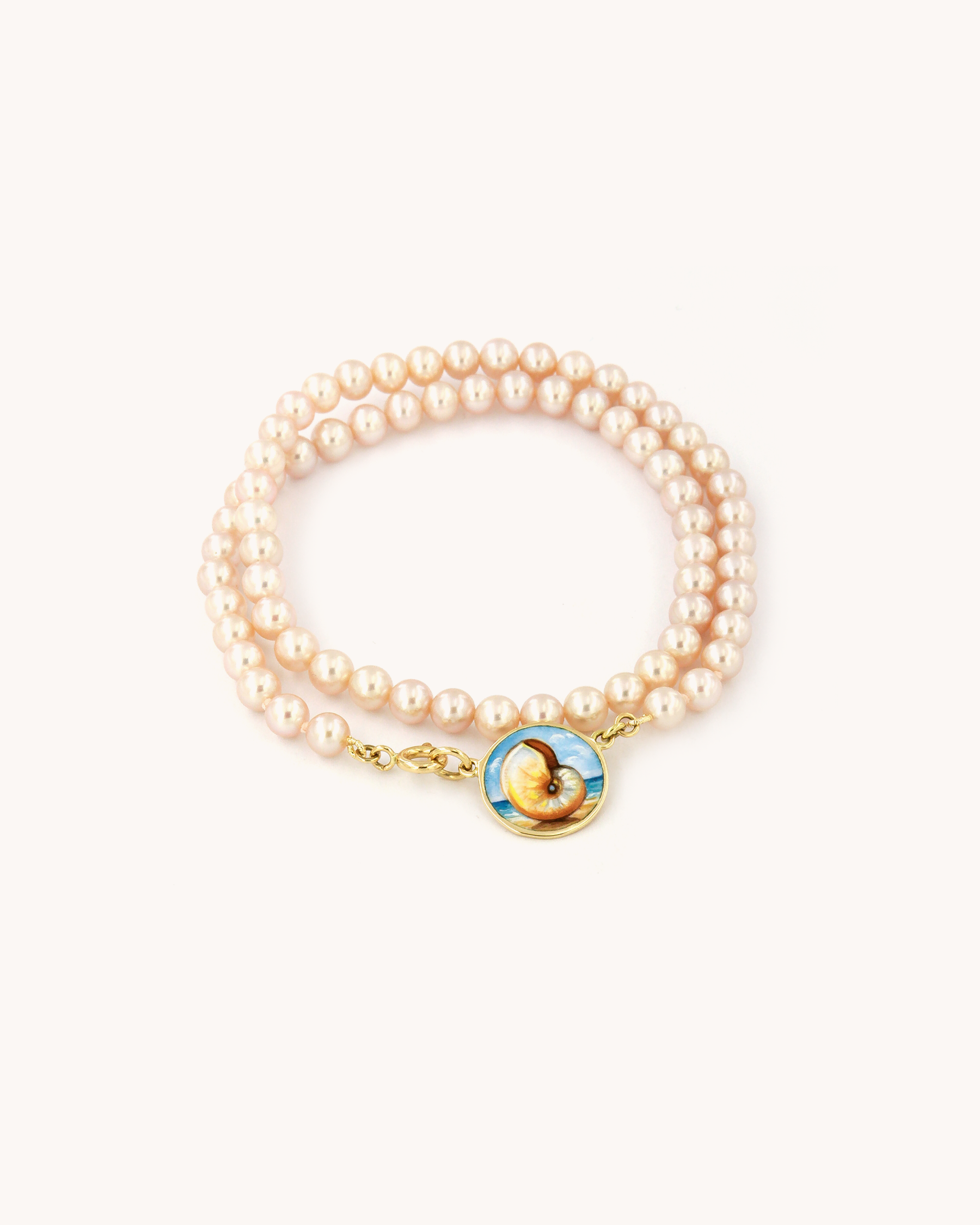 Collana Coloris Conchiglia con perle rosa e piastra in oro giallo 18K raffigurante una conchiglia dipinta a mano in smalto a fuoco