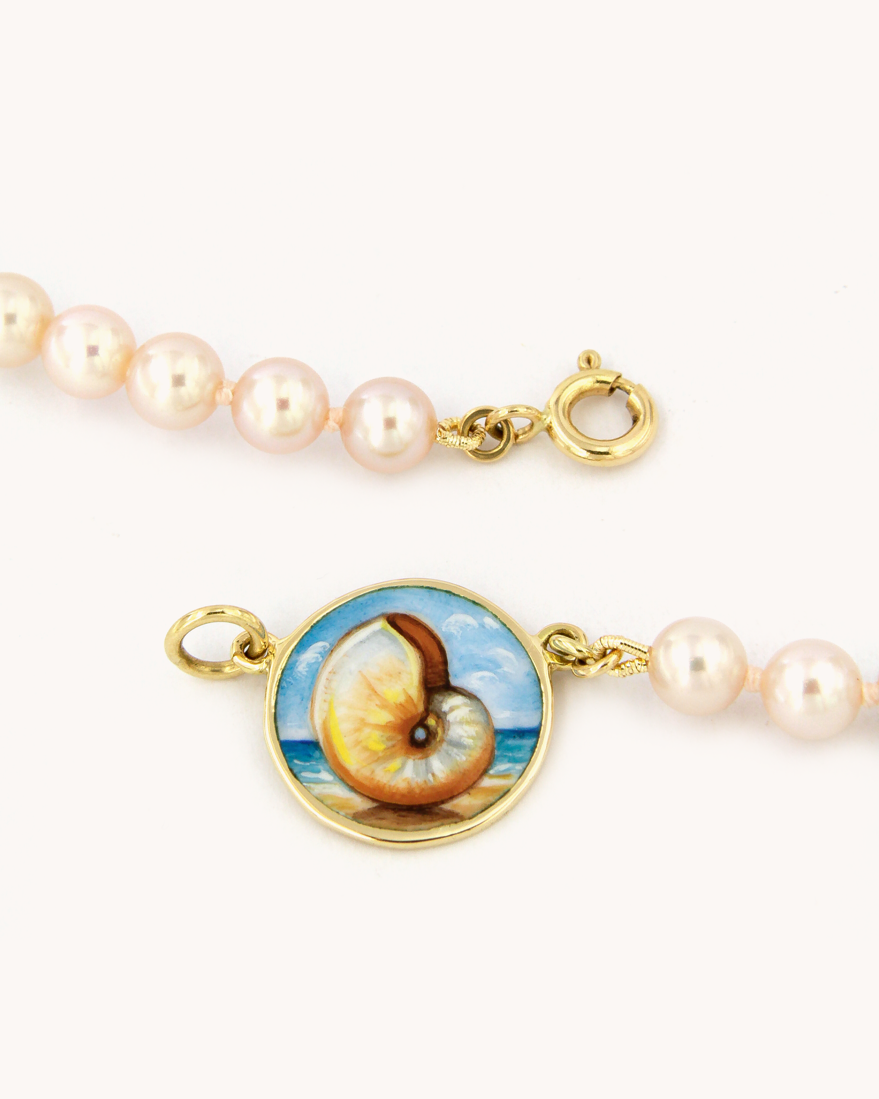 Collana Coloris Conchiglia con perle rosa e piastra in oro giallo 18K raffigurante una conchiglia dipinta a mano in smalto a fuoco