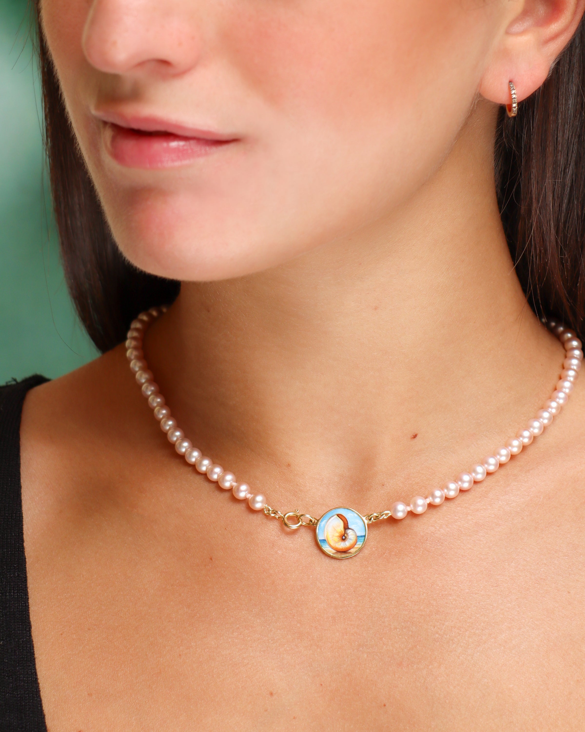 Collana Coloris Conchiglia con perle rosa e piastra in oro giallo 18K con conchiglia dipinta a mano in smalto a fuoco, indossata
