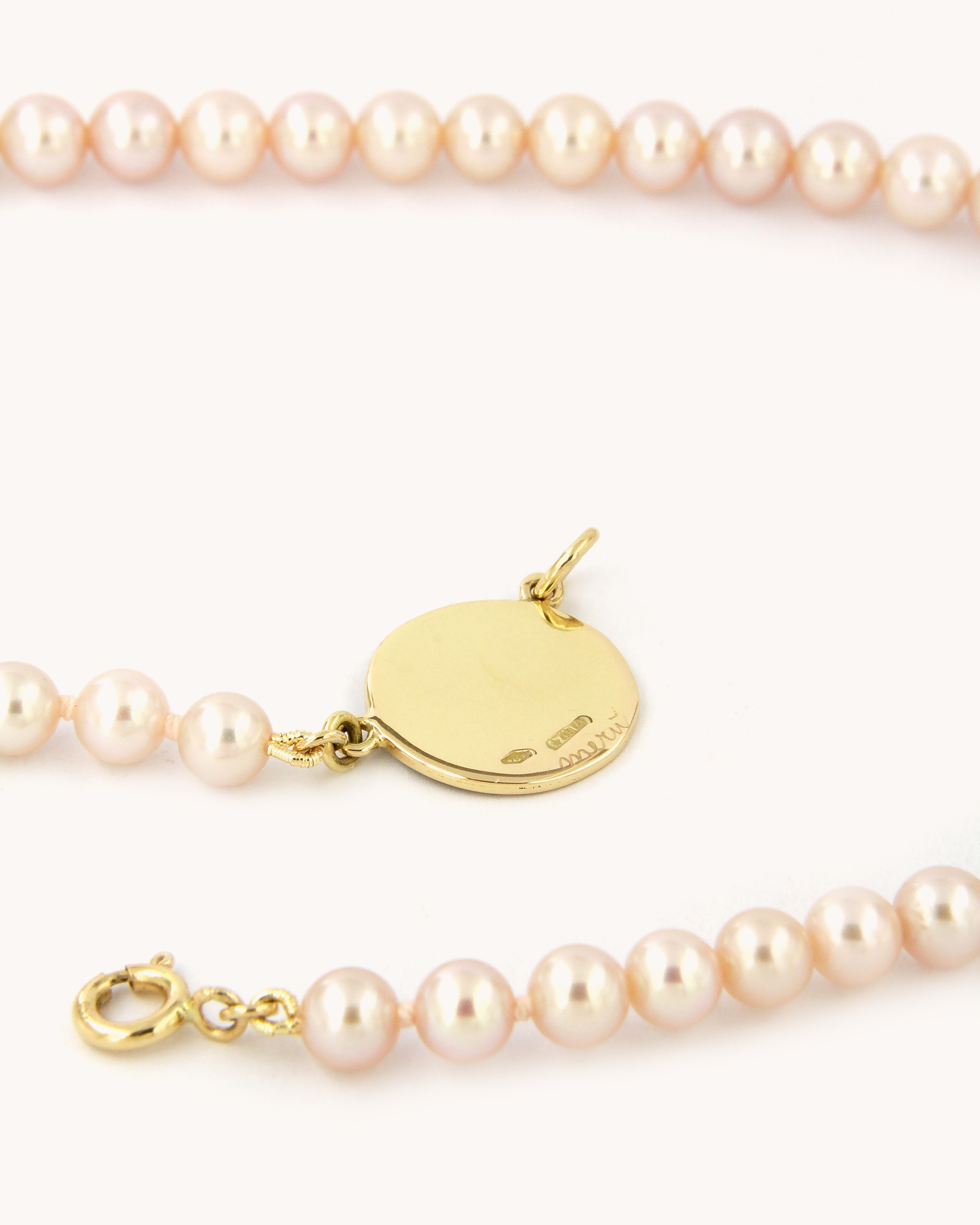 Collana Coloris Conchiglia con perle rosa e piastra in oro giallo 18K raffigurante una conchiglia dipinta a mano in smalto a fuoco