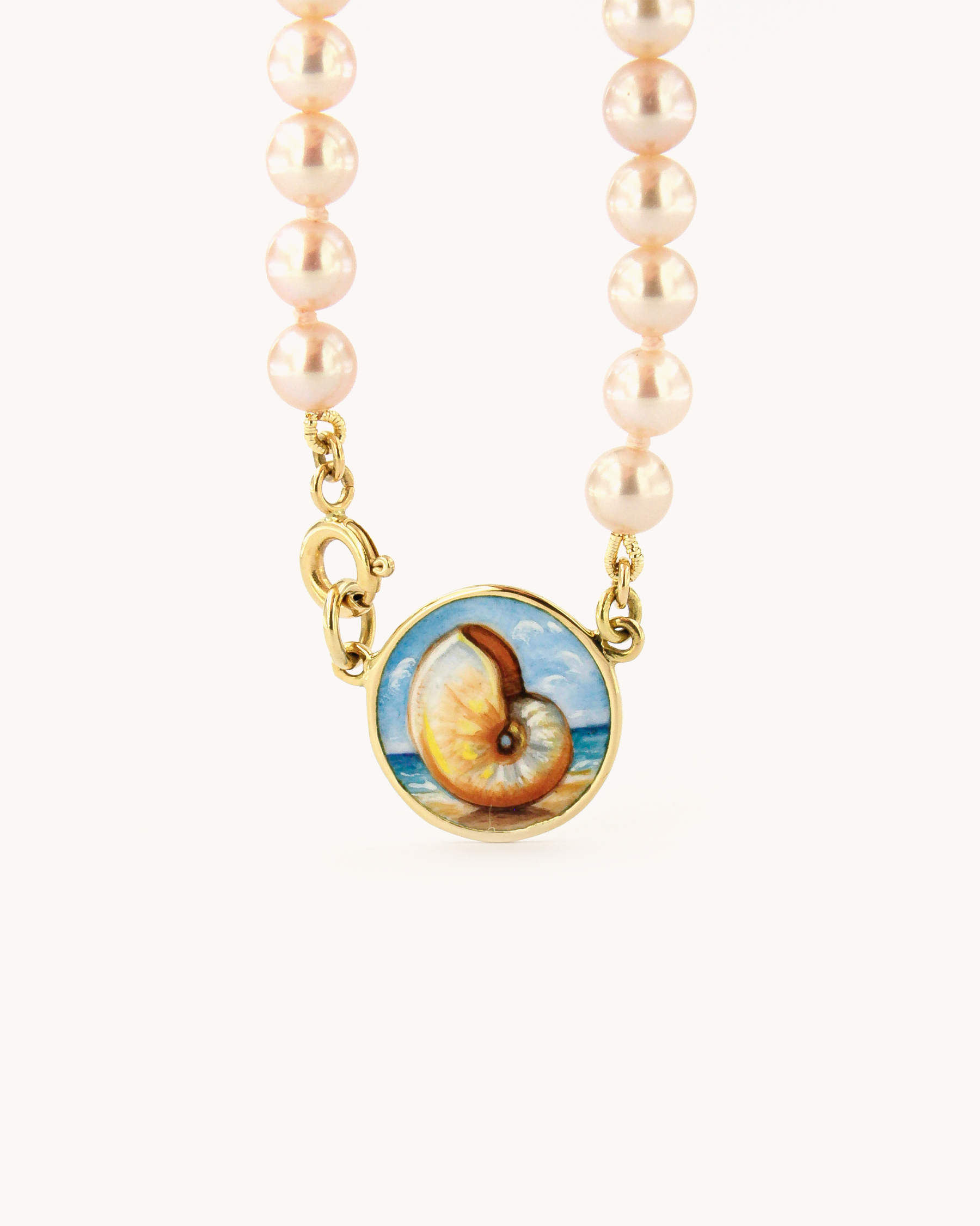Collana Coloris Conchiglia con perle rosa e piastra in oro giallo 18K con conchiglia dipinta a mano in smalto a fuoco.