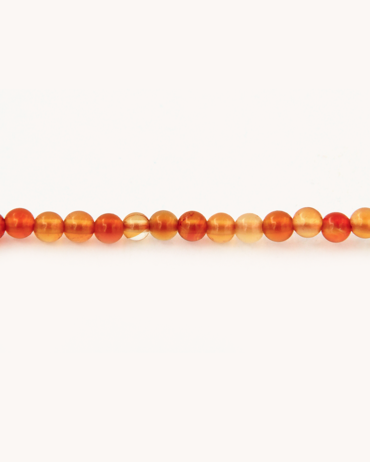 Dettaglio della Collana Coloris Conchiglia nel Tramonto in corniola, oro 18K e smalto a fuoco dipinto a mano