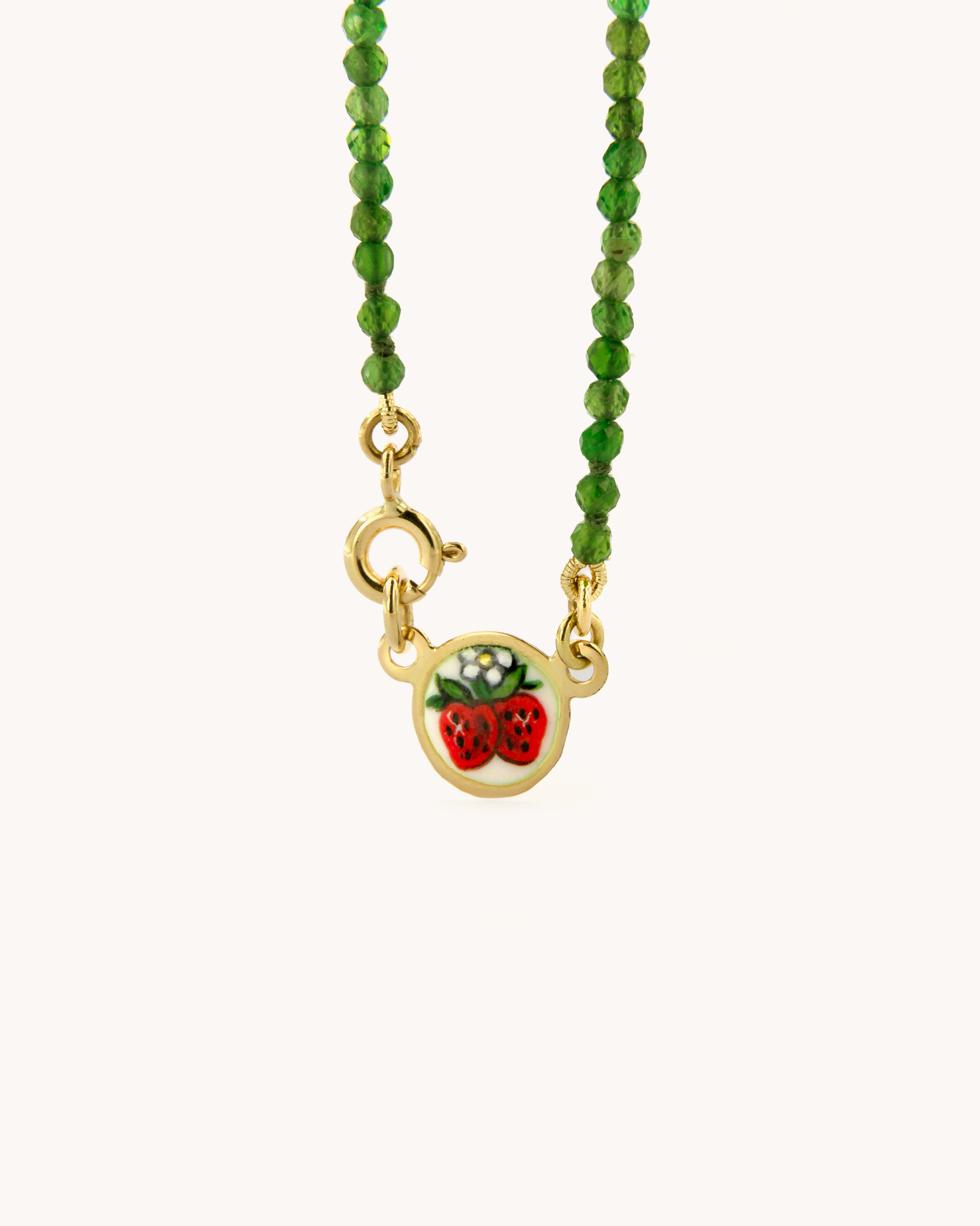 Collana Coloris in cromo diopside e oro 18K con piastrina di fragole in smalto a fuoco dipinda a mano