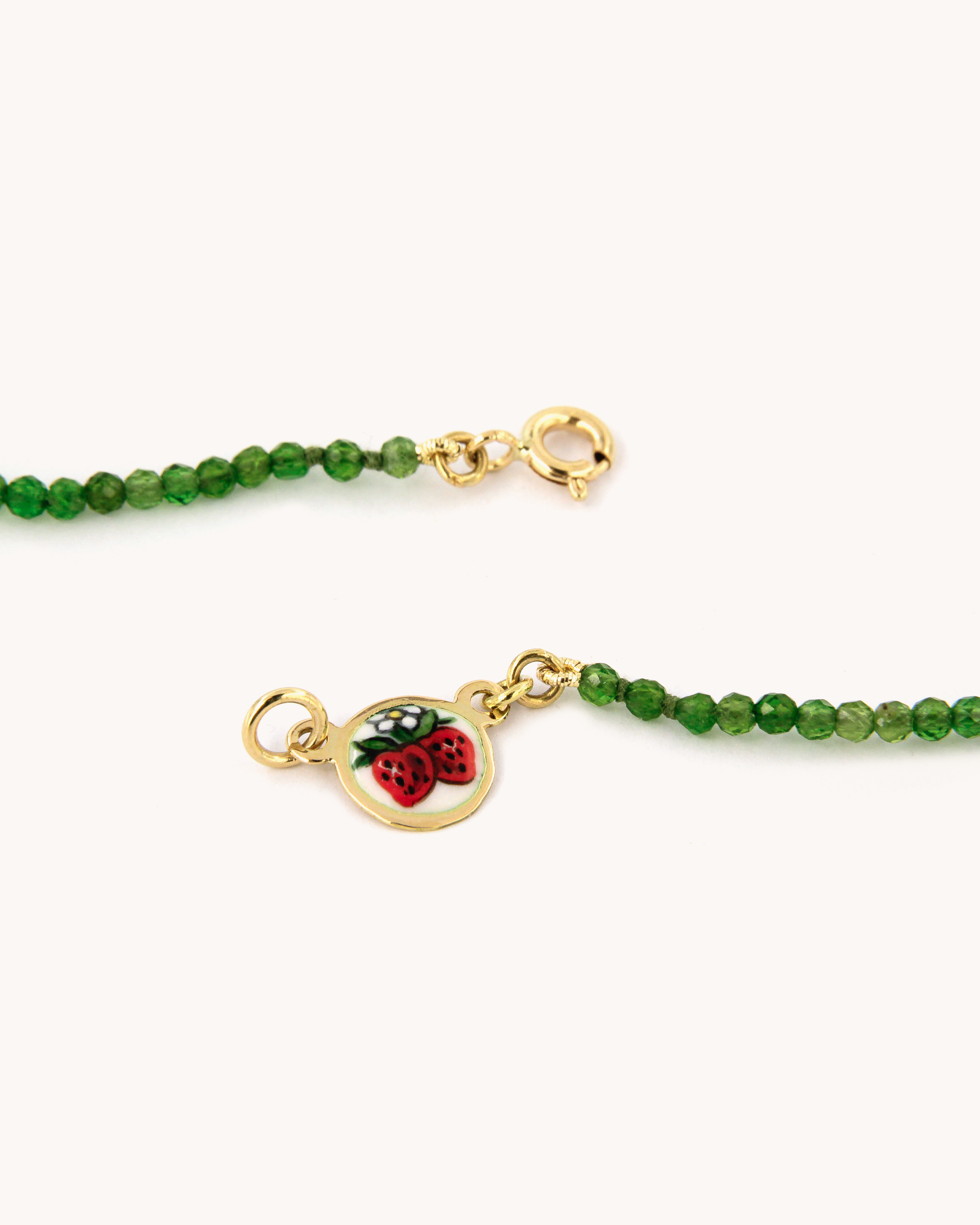 Collana Coloris in cromo diopside e oro 18K con piastrina di fragole in smalto a fuoco dipinda a mano