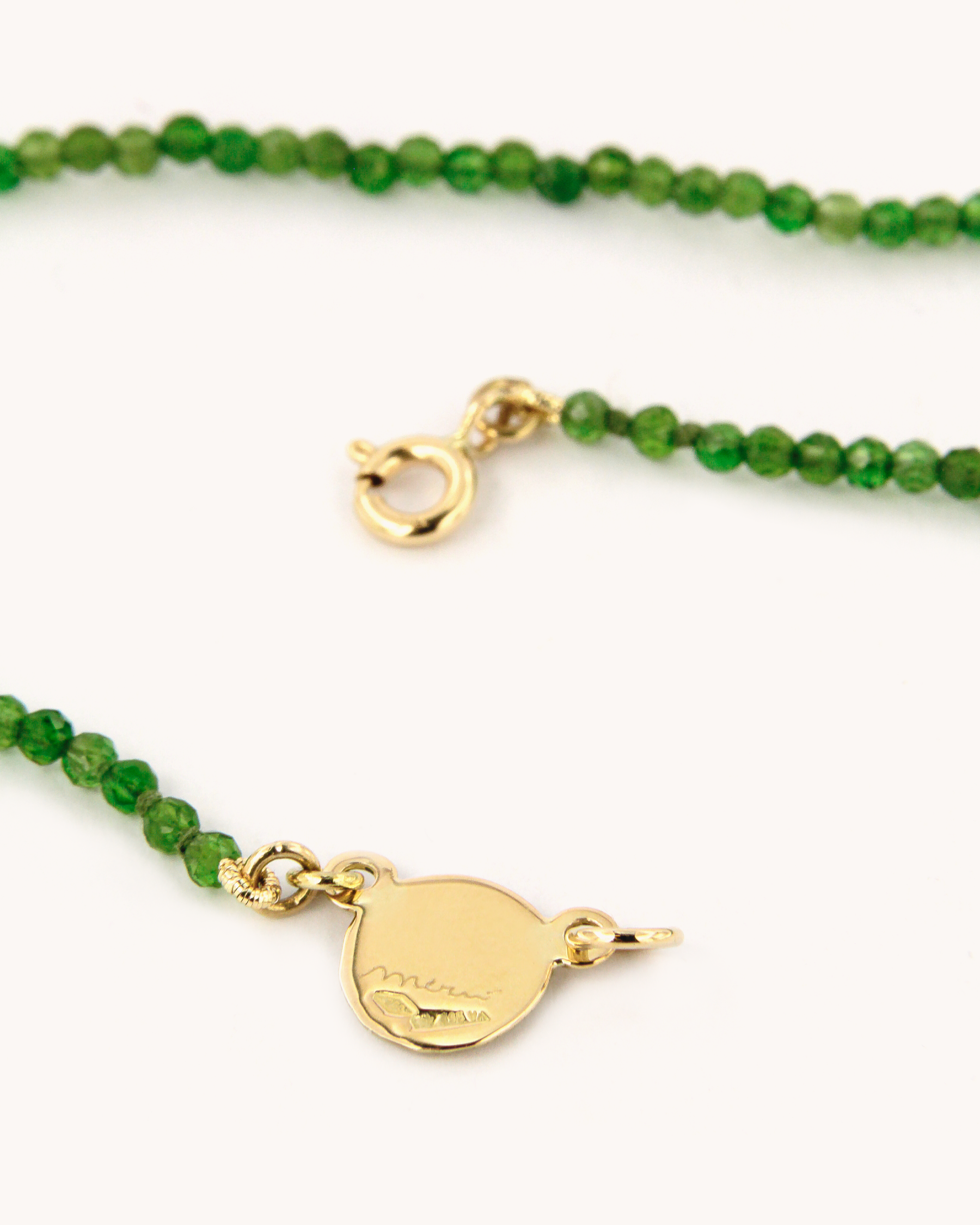 Collana Coloris in cromo diopside e oro 18K con piastrina di fragole in smalto a fuoco dipindo a mano