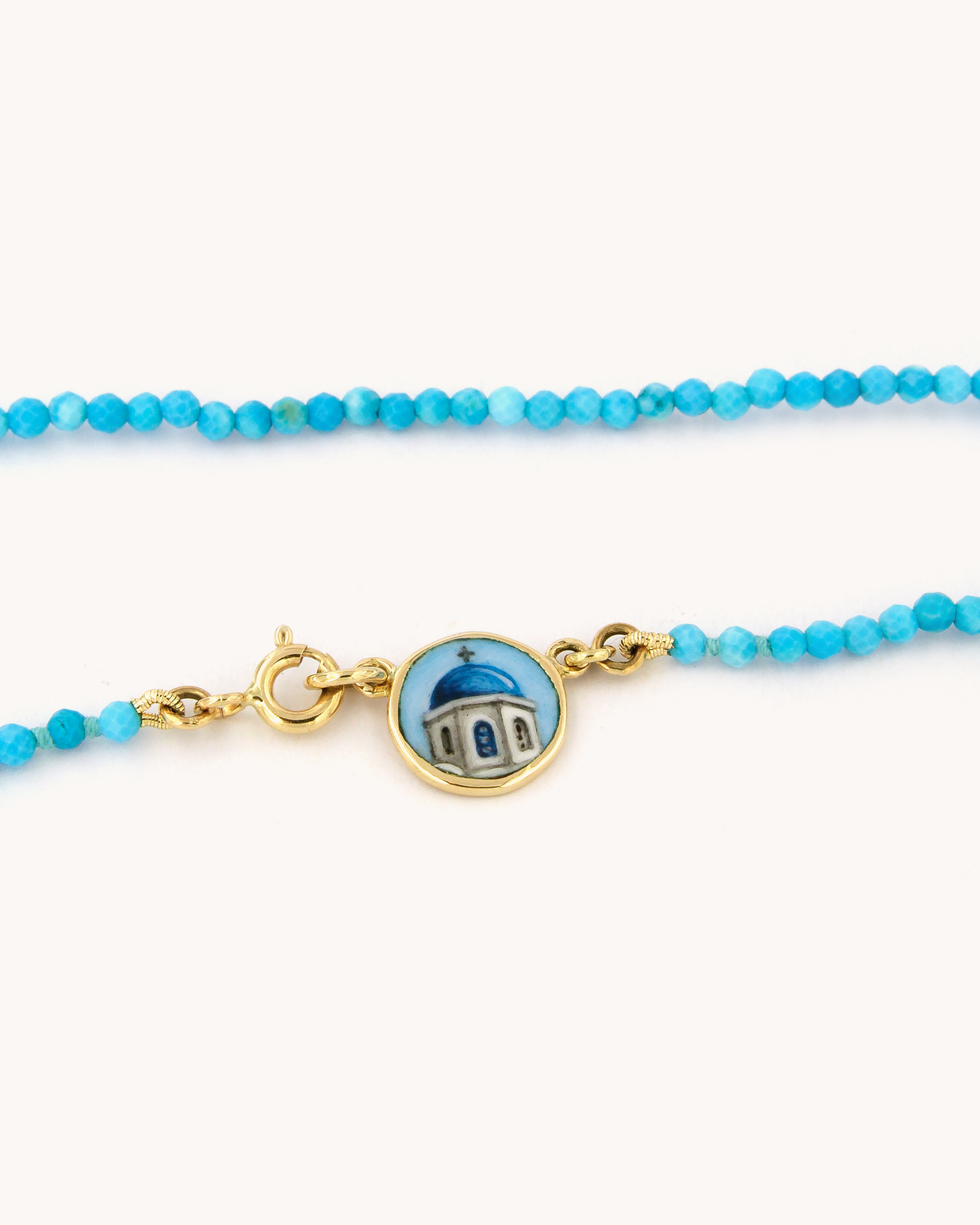 Collana Coloris Cupola con perline sfaccettate in pasta di turchese e piastrina in oro giallo 18K raffigurante una cupola dipinta a mano in smalto a fuoco