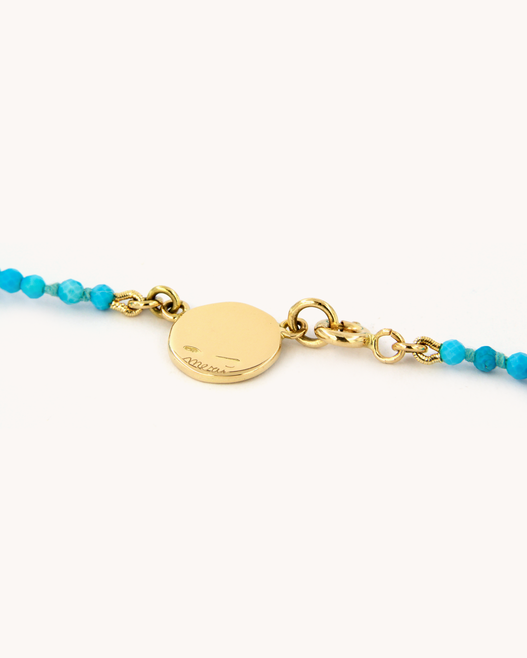 Collana Coloris Cupola con perline sfaccettate in pasta di turchese e piastrina in oro giallo 18K raffigurante una cupola dipinta a mano in smalto a fuoco