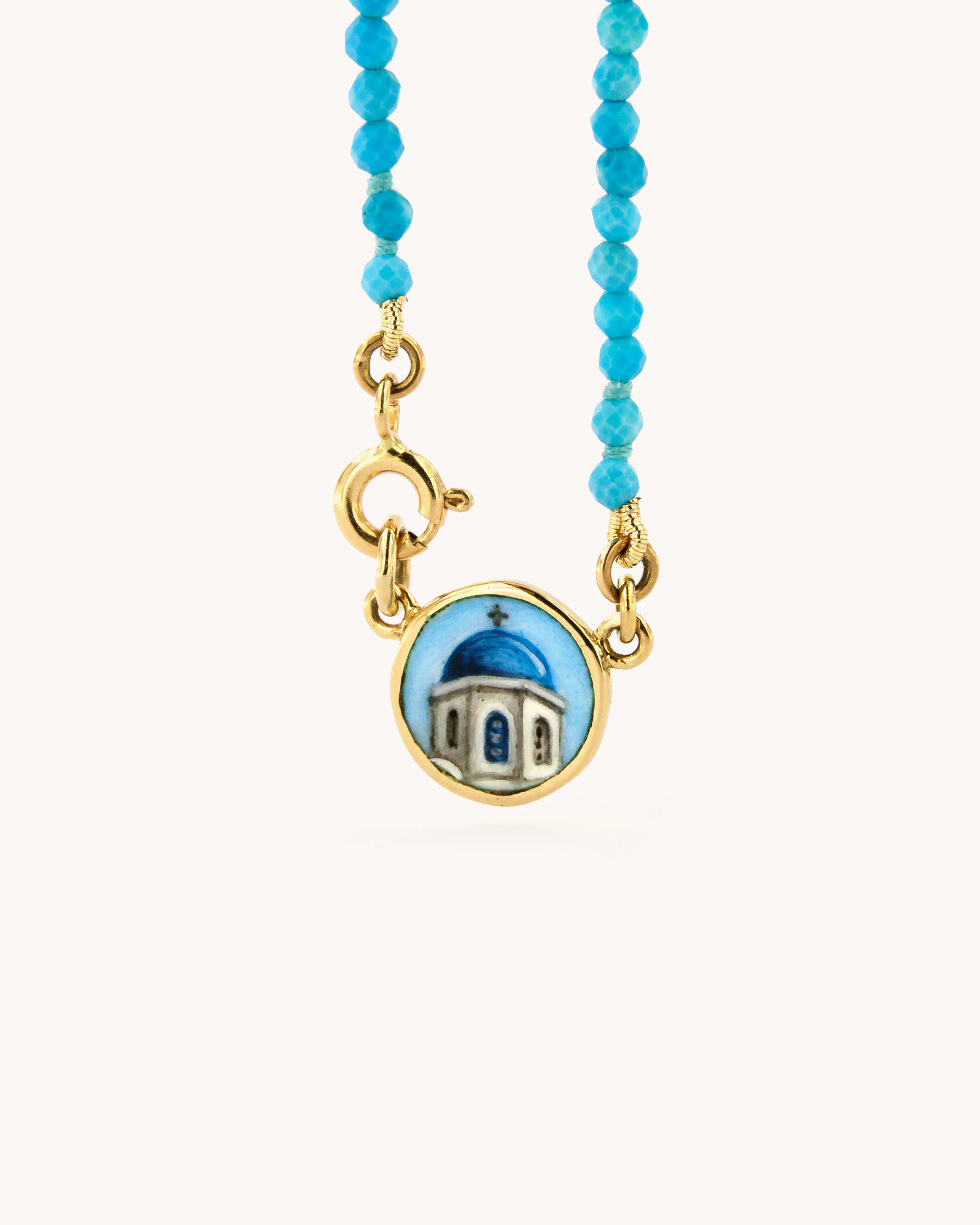 Collana Coloris Cupola con perline sfaccettate in pasta di turchese e piastrina in oro giallo 18K raffigurante una cupola dipinta a mano in smalto a fuoco