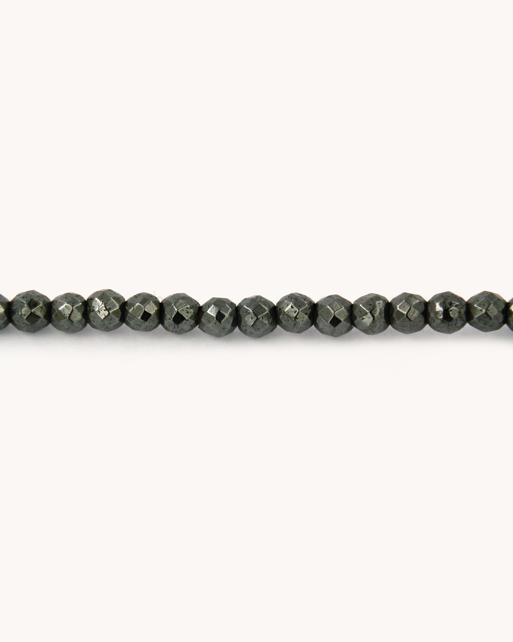 Collana Coloris Angelo nel Grigio Notte in ematite e oro giallo 18K con piastra in smalto a fuoco dipinta a mano