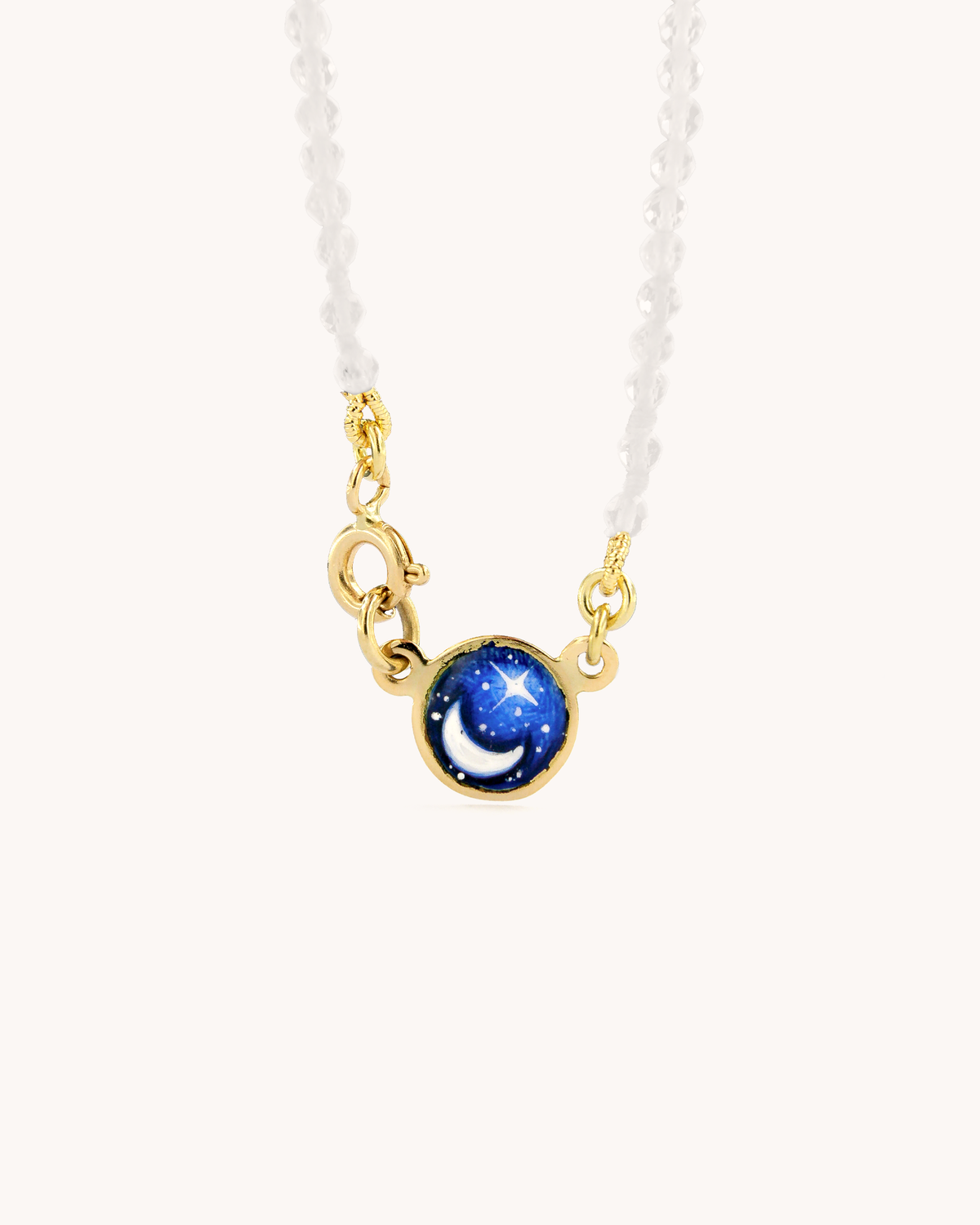 Collana Coloris Luna nel Bianco Silenzio con perline di labradorite bianca e luna dipinta a mano in smalto a fuoco