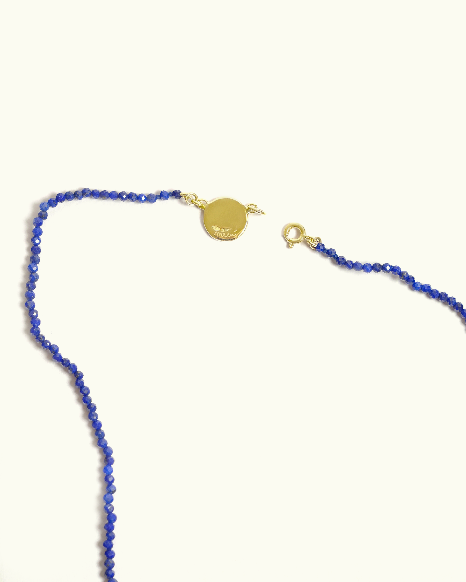 Collana Coloris in lapislazzuli con piastra in oro giallo 18K e grammofono dipinto a mano in smalto a fuoco