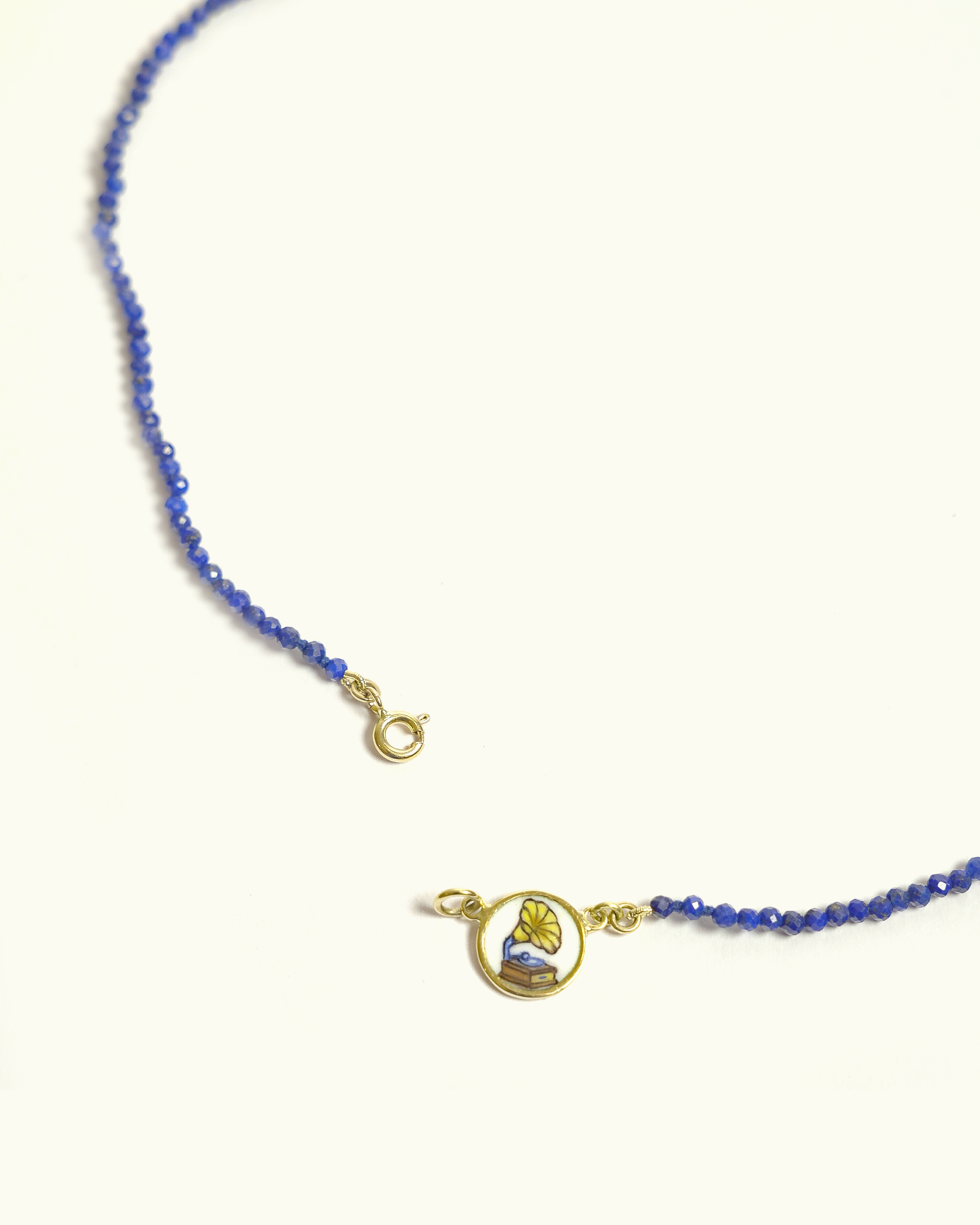 Collana Coloris in lapislazzuli con piastra in oro giallo 18K e grammofono dipinto a mano in smalto a fuoco