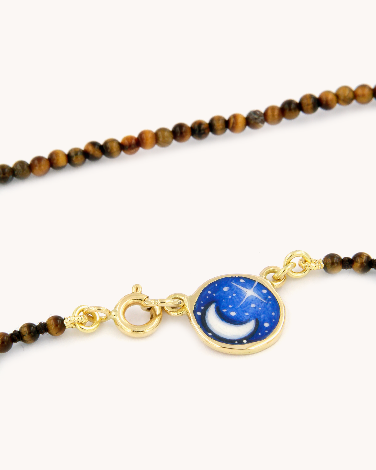 Collana Coloris Luna nel Crepuscolo Dorato con perline di occhio di tigre e Luna in Venere dipinta a mano in smalto a fuoco