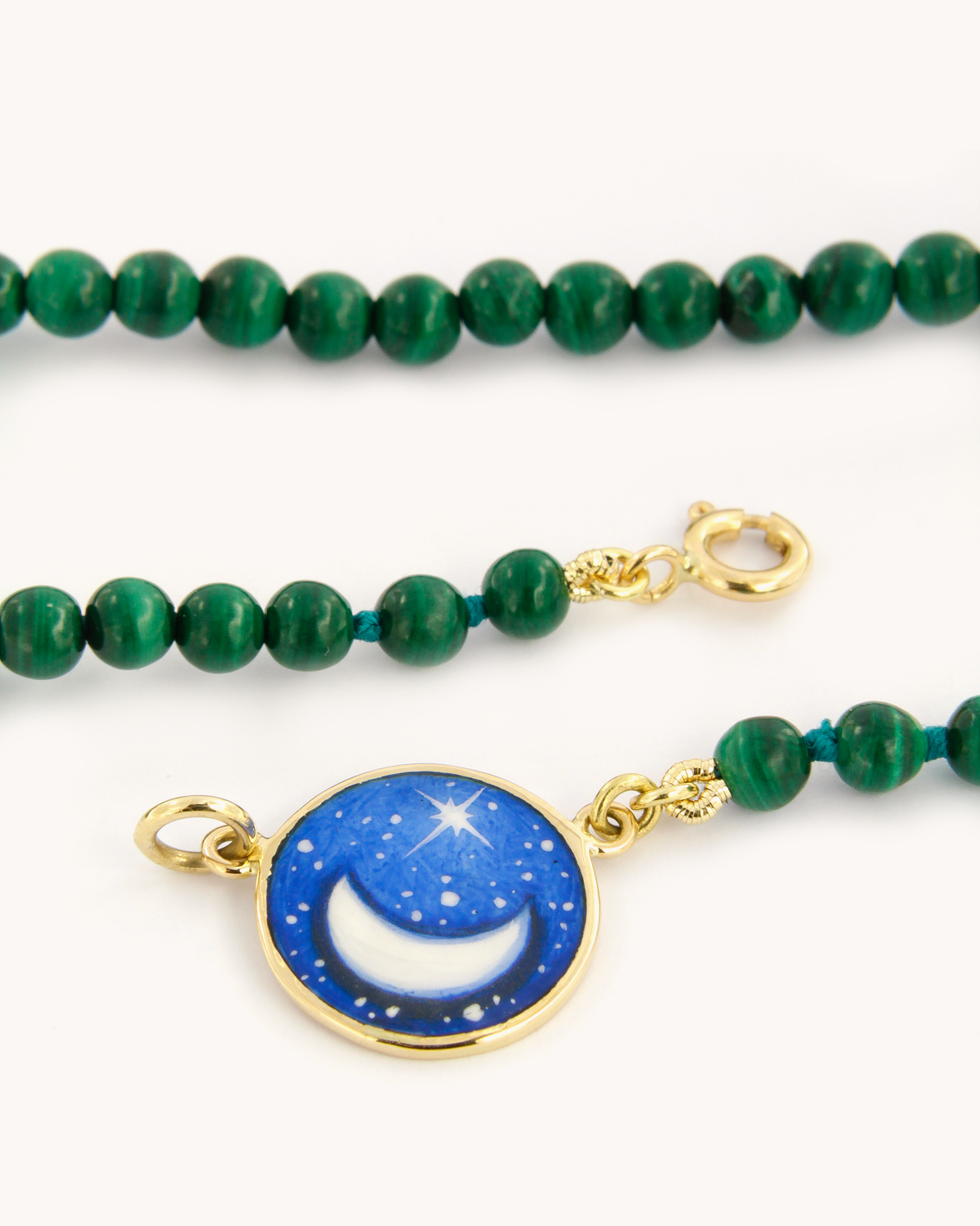 Collana Coloris Luna in Venere in malachite e oro giallo 18K con piastra dipinta a mano in smalto a fuoco