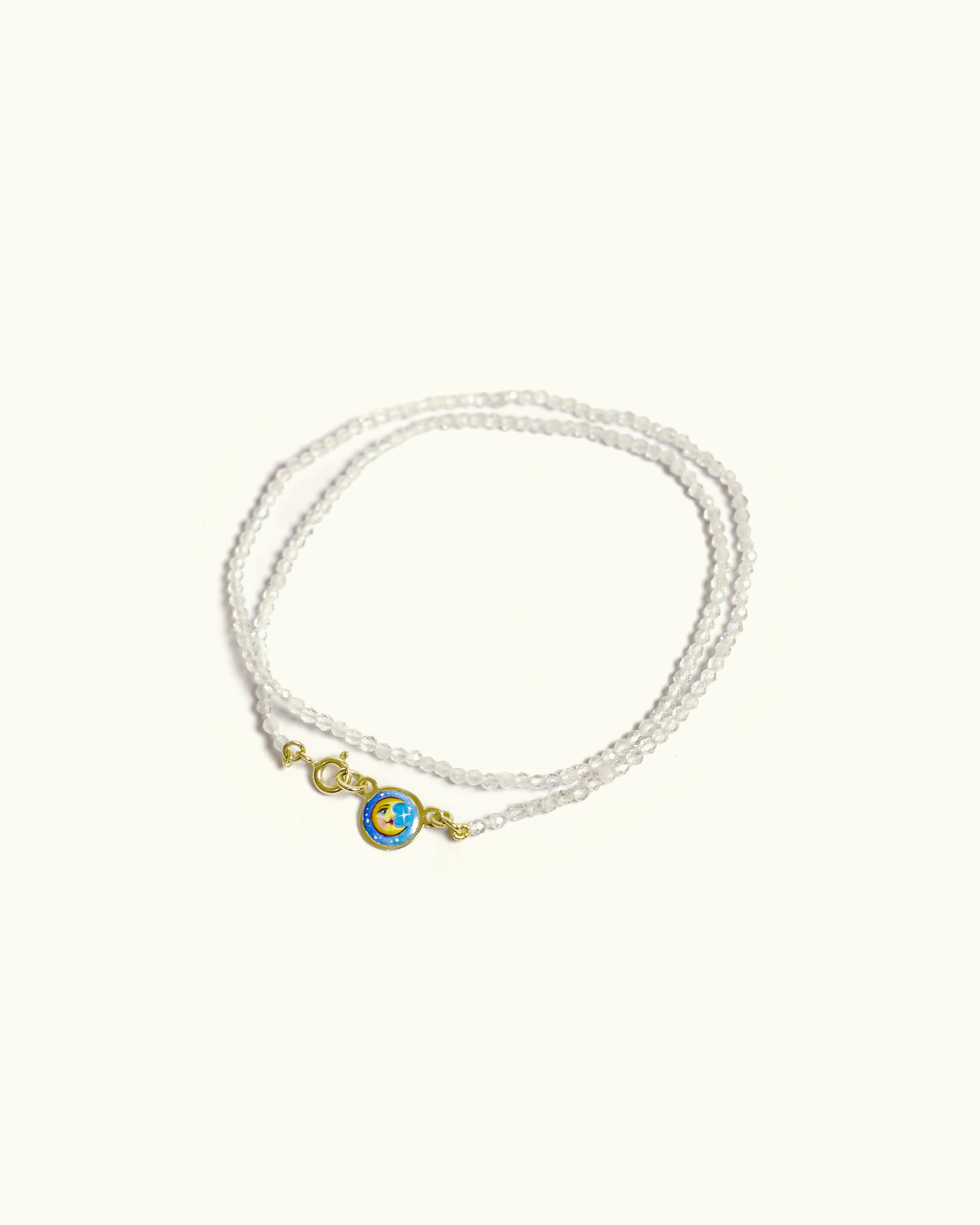 Collana Coloris in labradorite bianca con piastra in oro giallo 18K e luna dipinta a mano in smalto a fuoco