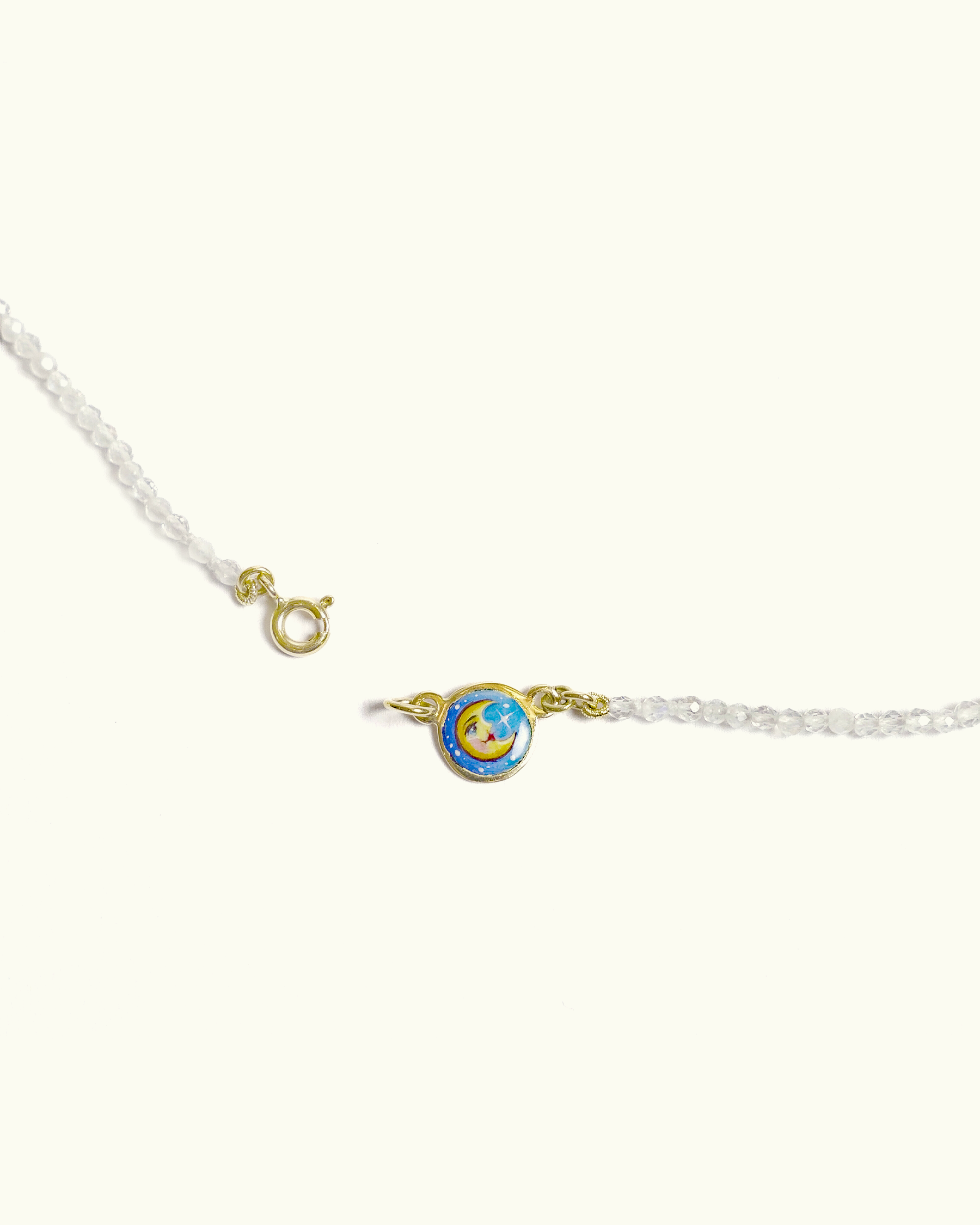 Collana Coloris in labradorite bianca con piastra in oro giallo 18K e luna dipinta a mano in smalto a fuoco