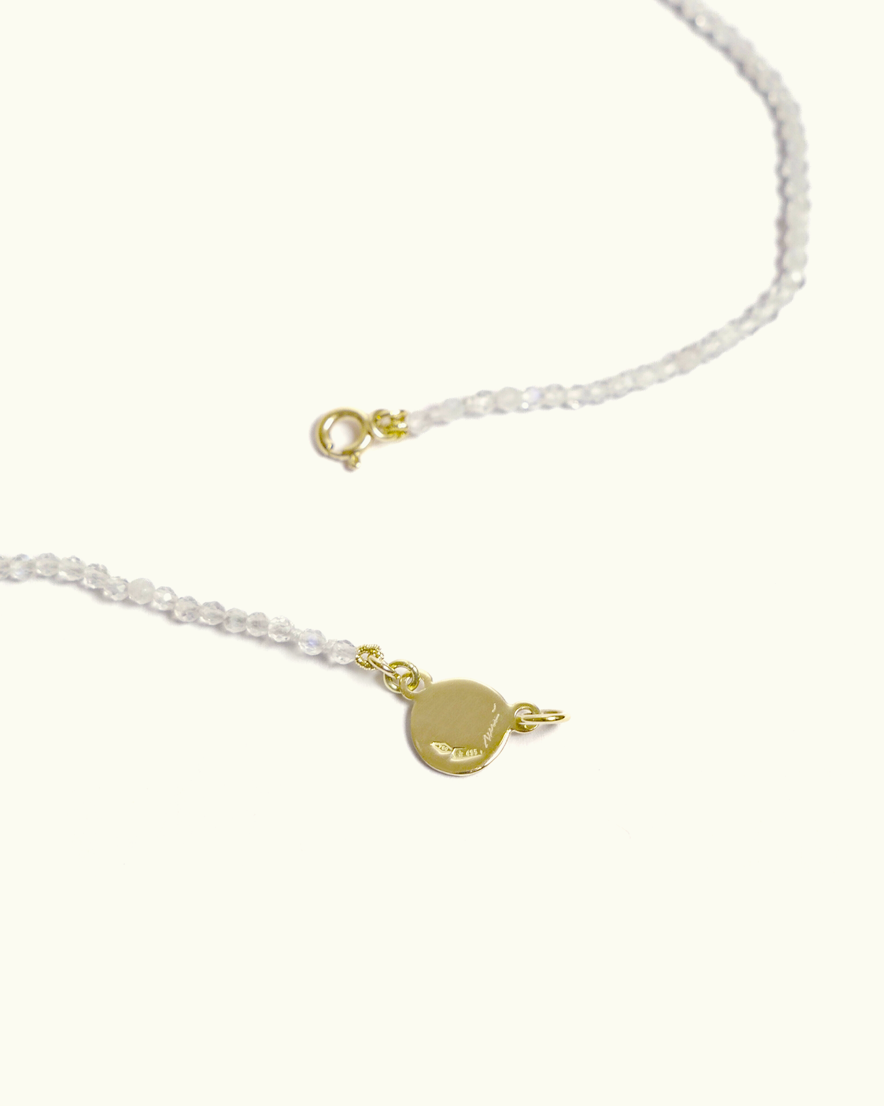 Collana Coloris in labradorite bianca con piastra in oro giallo 18K e luna dipinta a mano in smalto a fuoco