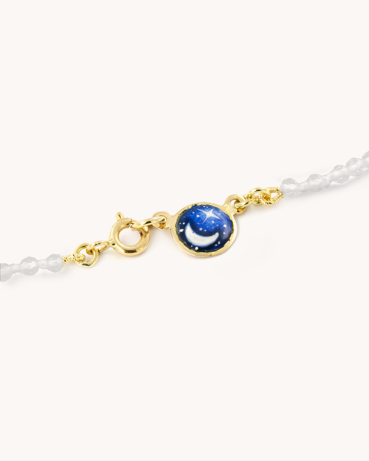 Collana Coloris Luna nel Bianco Silenzio con perline di labradorite bianca e luna dipinta a mano in smalto a fuoco
