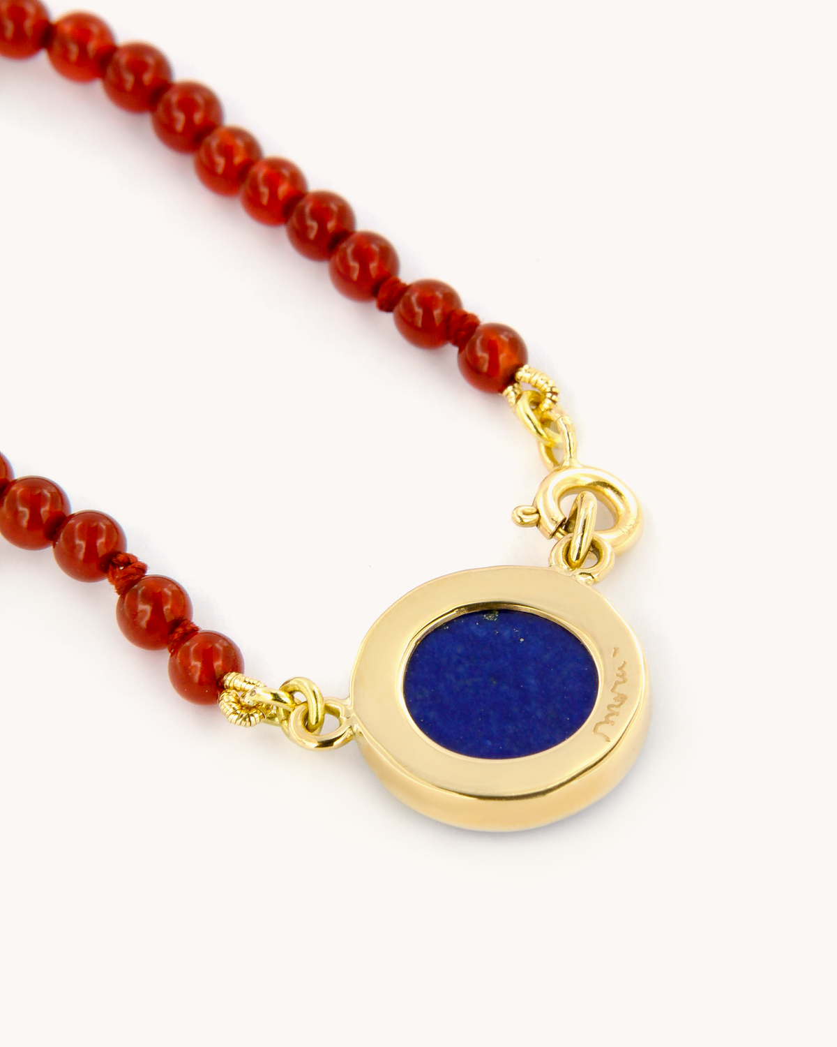 Collana Coloris Luna nel Rosso Cremisi con perline di corniola e pendente in lapislazzulo con luna dipinta a mano in smalto a fuoco