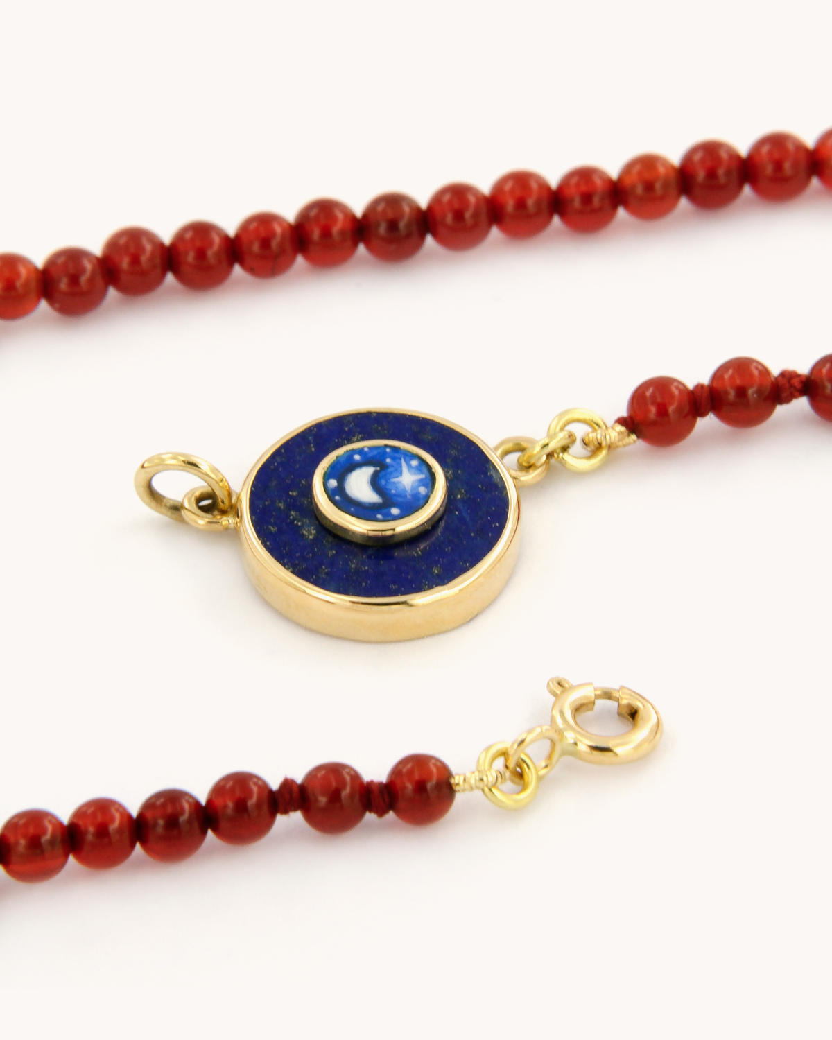 Collana Coloris Luna nel Rosso Cremisi con perline di corniola e pendente in lapislazzulo con luna dipinta a mano in smalto a fuoco
