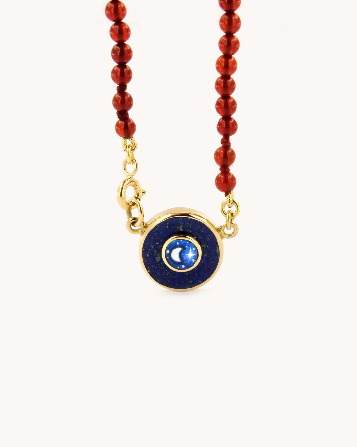 Collana Coloris Luna nel Rosso Cremisi con perline di corniola e pendente in lapislazzulo con luna dipinta a mano in smalto a fuoco