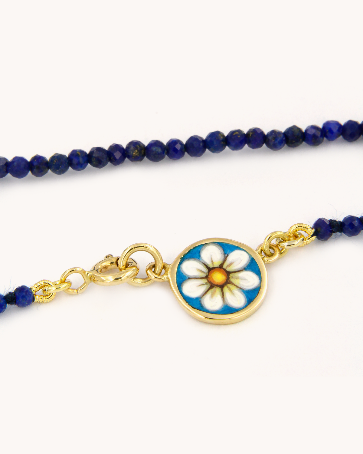 Collana Coloris Margherita nel Blu della Notte con perline di lapislazzulo e margherita dipinta a mano in smalto a fuoco su oro giallo 18 carati