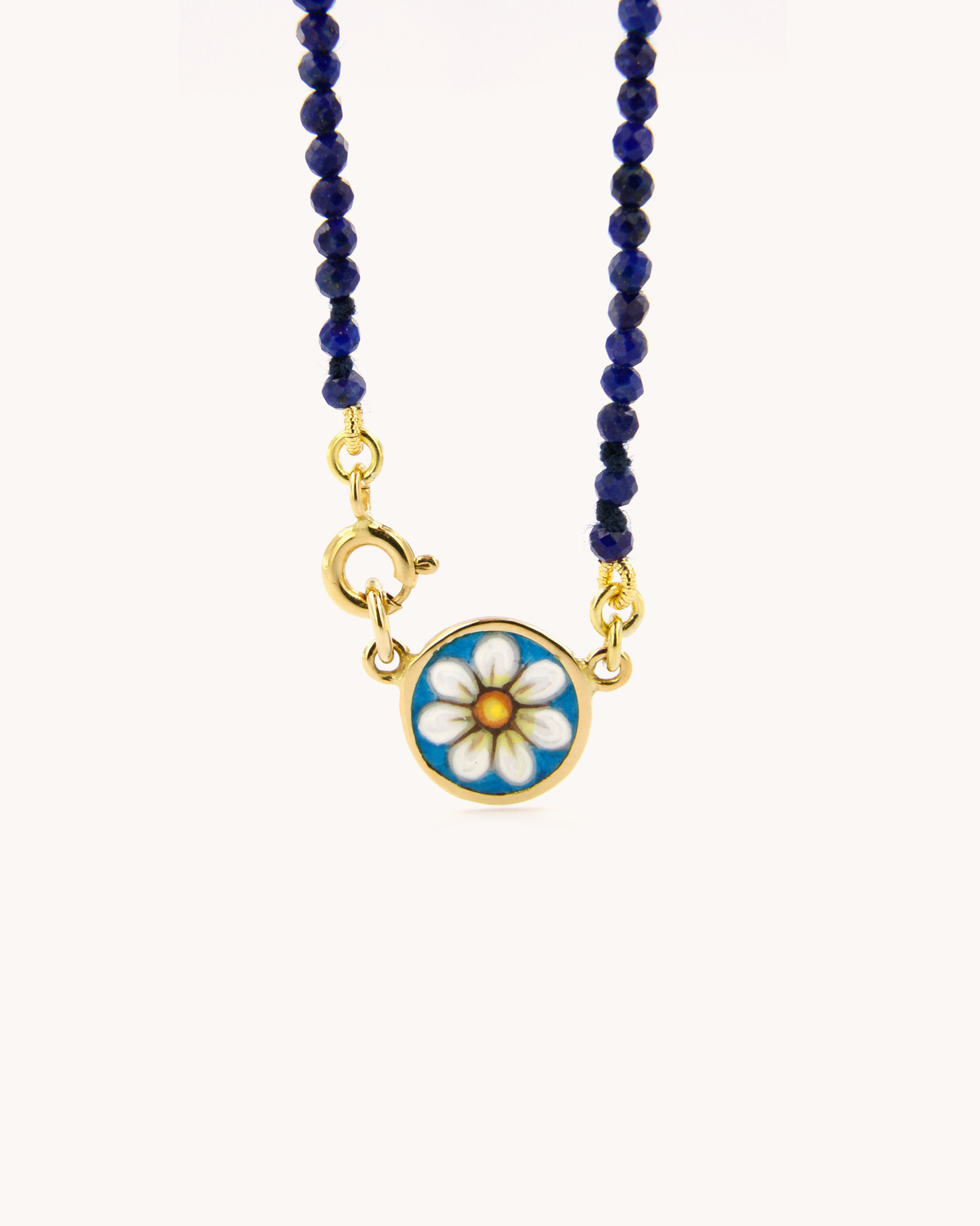 Collana Coloris Margherita nel Blu della Notte con perline di lapislazzulo e margherita dipinta a mano in smalto a fuoco su oro giallo 18 carati