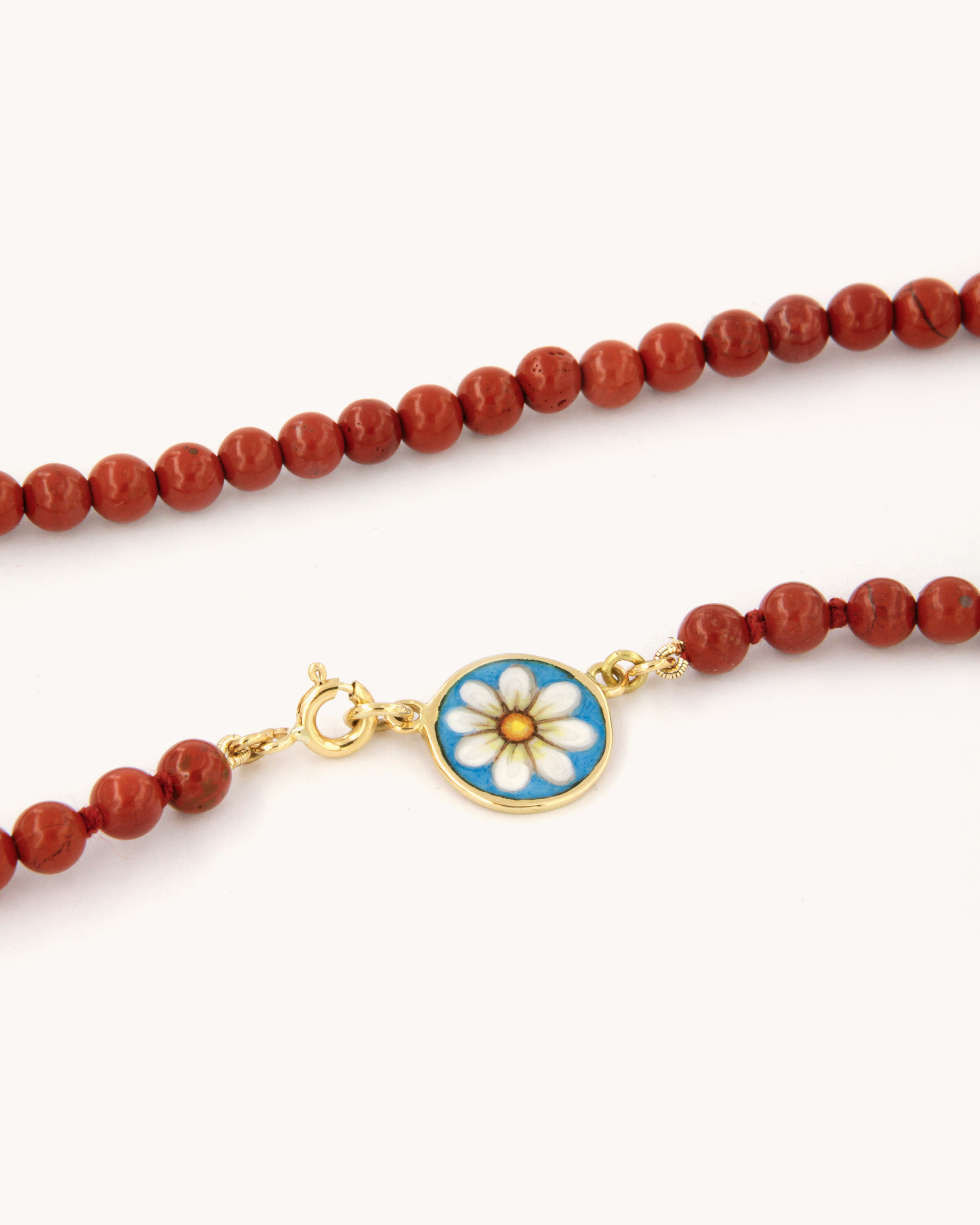 Collana con perle di diaspro rosso e ciondolo con margherita in smalto a fuoco montato in oro giallo 18 carati