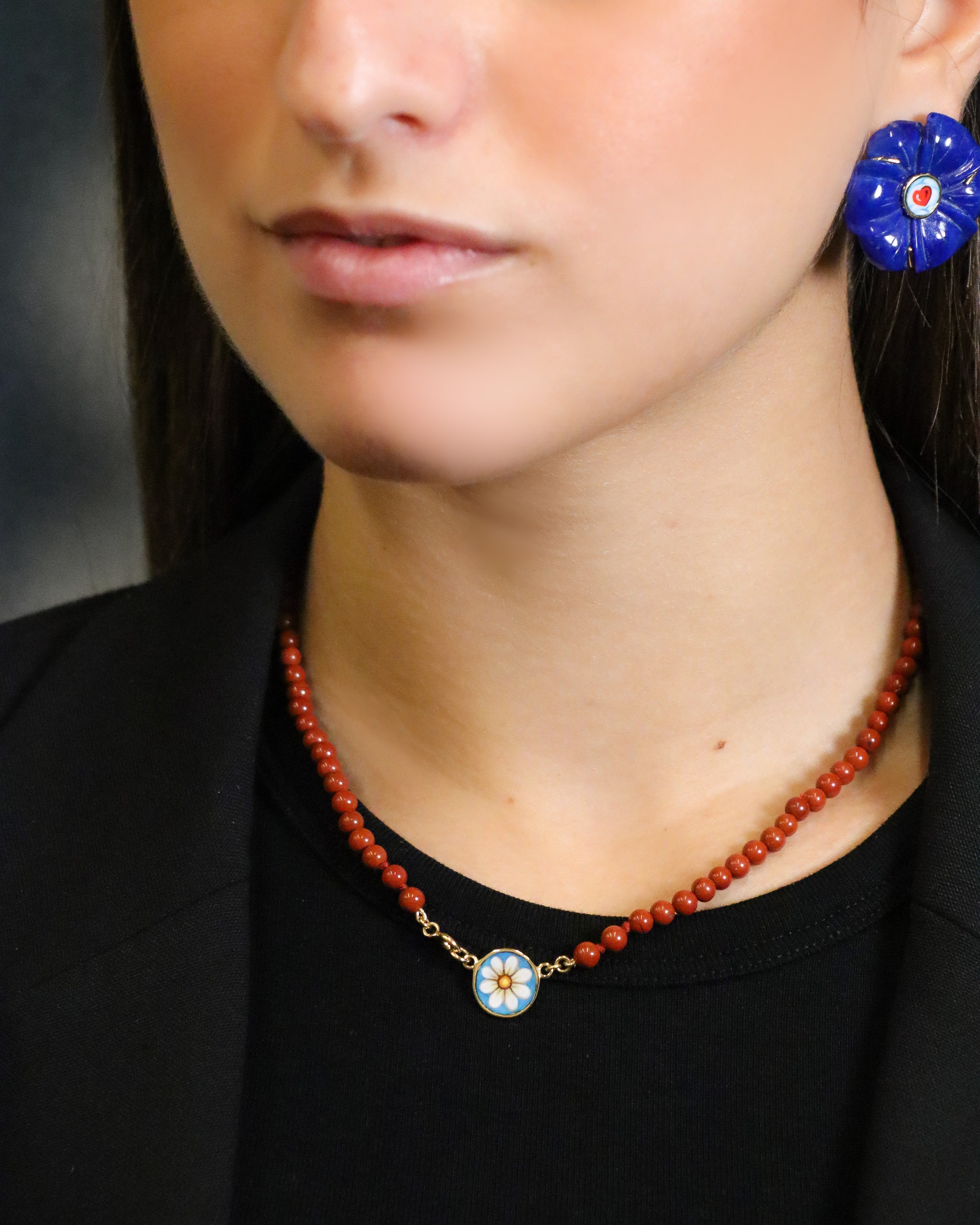 Collana con perle di diaspro rosso e ciondolo con margherita in smalto a fuoco montato in oro giallo 18 carati