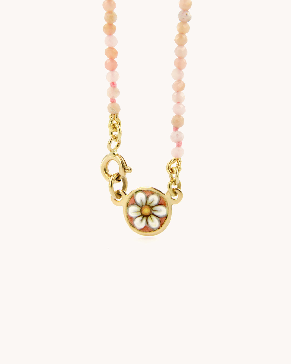 Collana Coloris Margherita nella Rosa Schiuma con perline di opale rosa e margherita dipinta a mano in smalto a fuoco