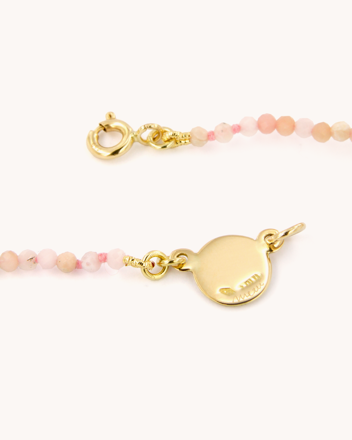 Collana Coloris Margherita nella Rosa Schiuma con perline di opale rosa e margherita dipinta a mano in smalto a fuoco