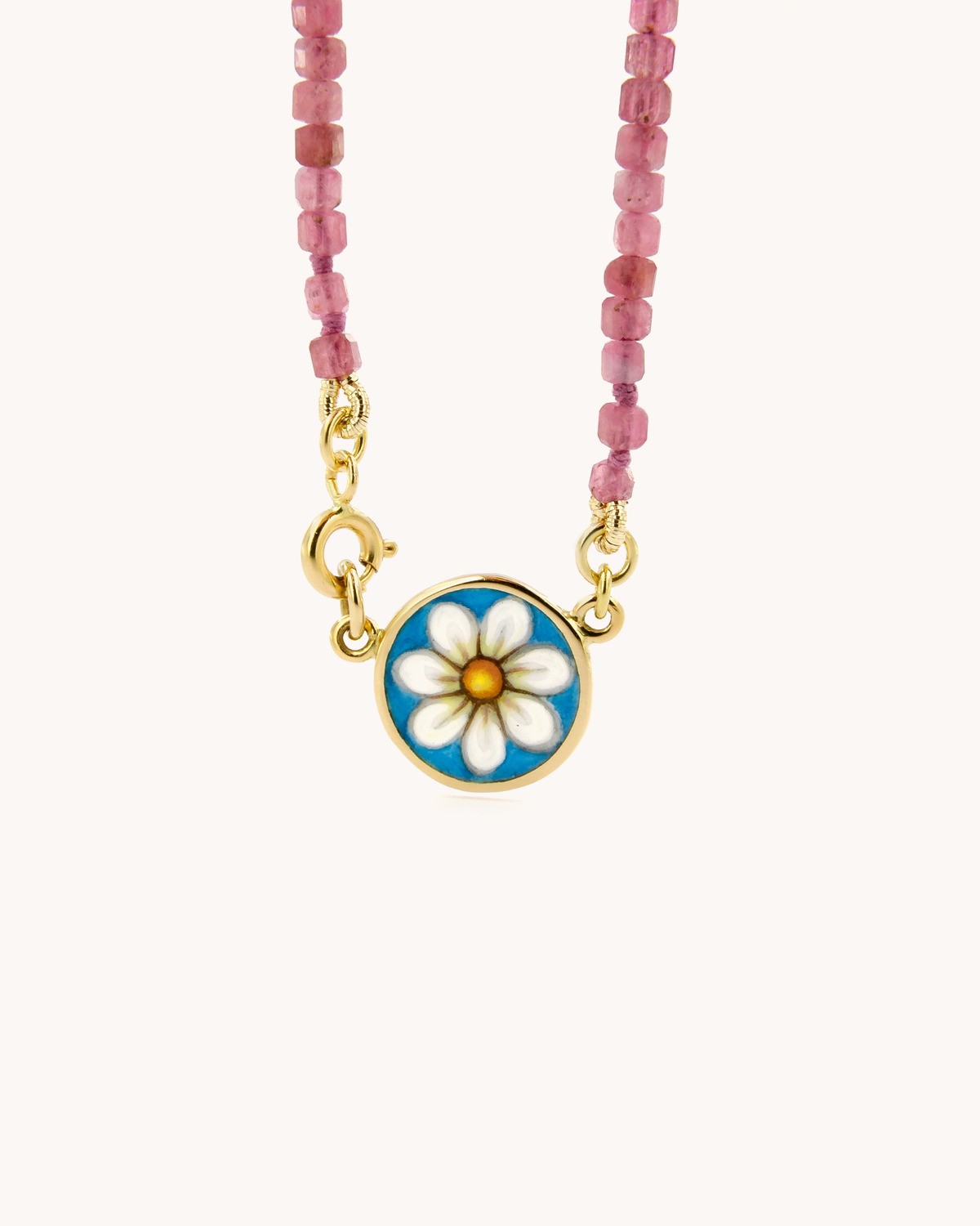 Collana Coloris Margherita nel Rosa Soave con perline di tormalina e margherita dipinta a mano in smalto a fuoco su oro giallo 18 carati