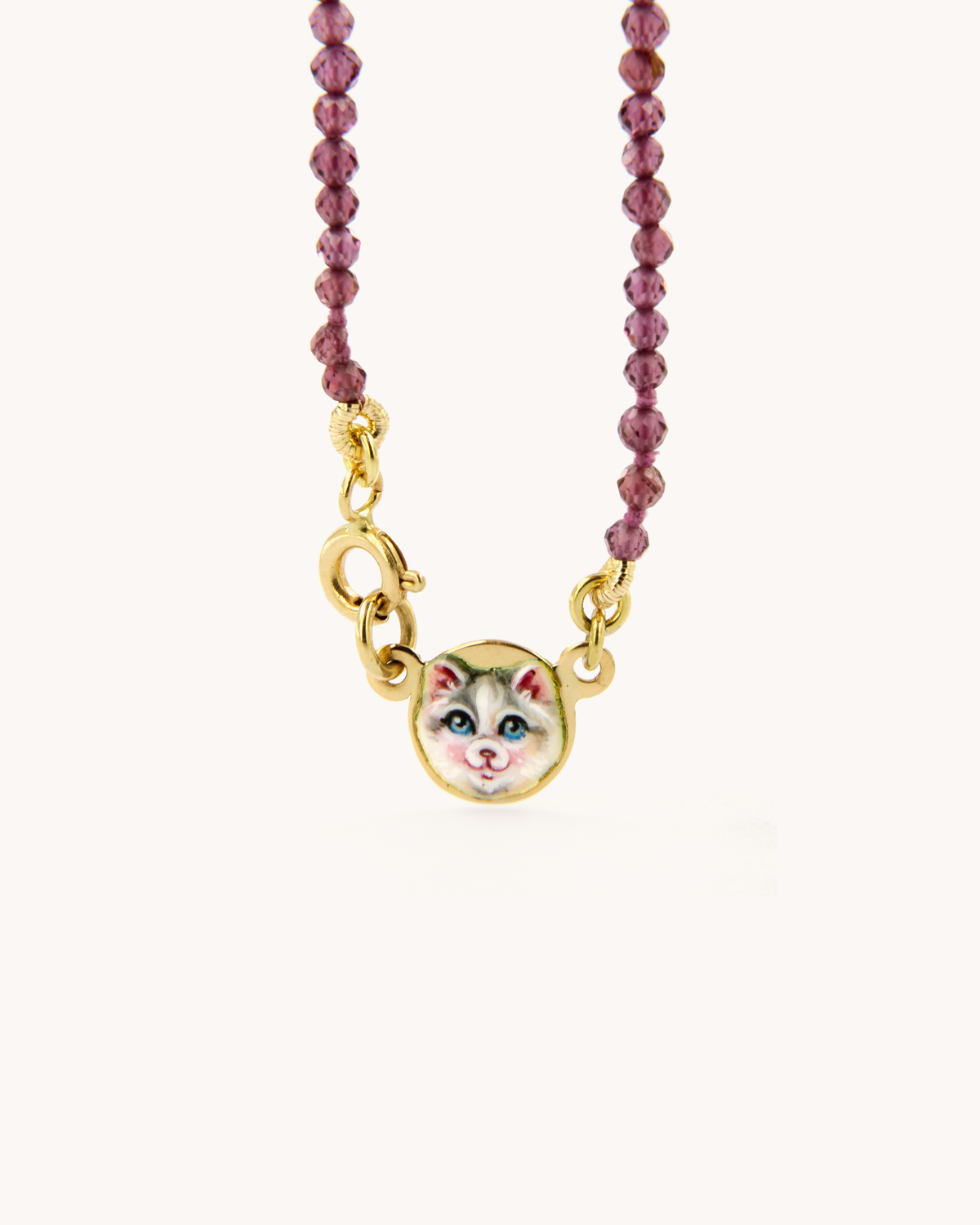 Collana Coloris Micio nel Rosso Profondo con perline di rodolite, oro giallo 18 carati e micio dipinto a mano in smalto a fuoco