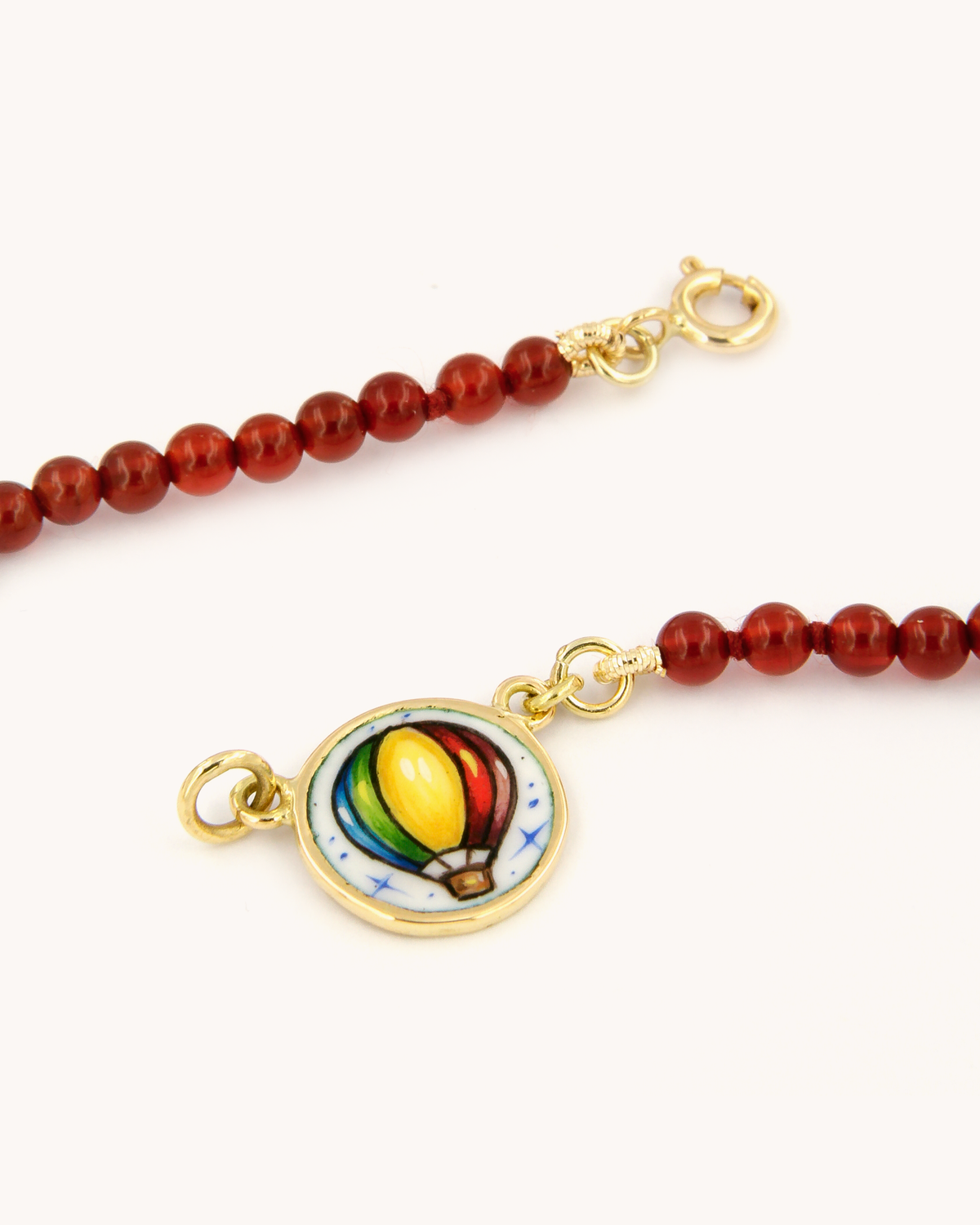 Collana Coloris Mongolfiera nel Rosso Cremisi con perline di corniola e mongolfiera dipinta a mano in smalto a fuoco
