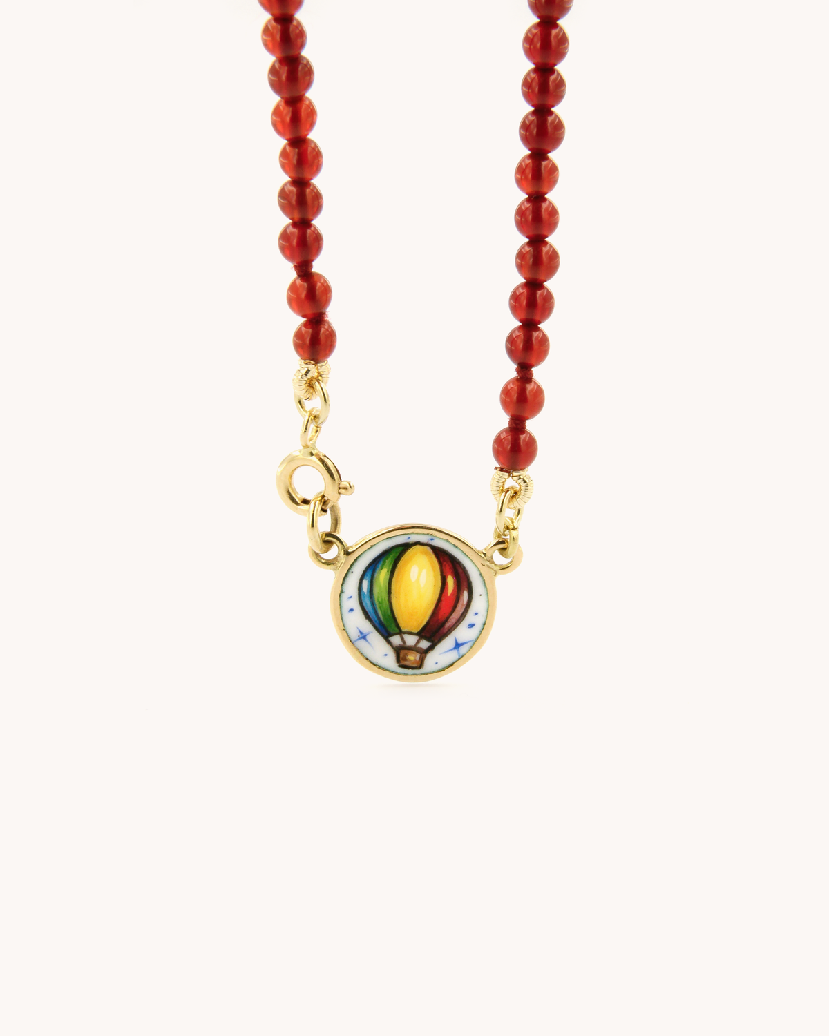Collana Coloris Mongolfiera nel Rosso Cremisi con perline di corniola e mongolfiera dipinta a mano in smalto a fuoco