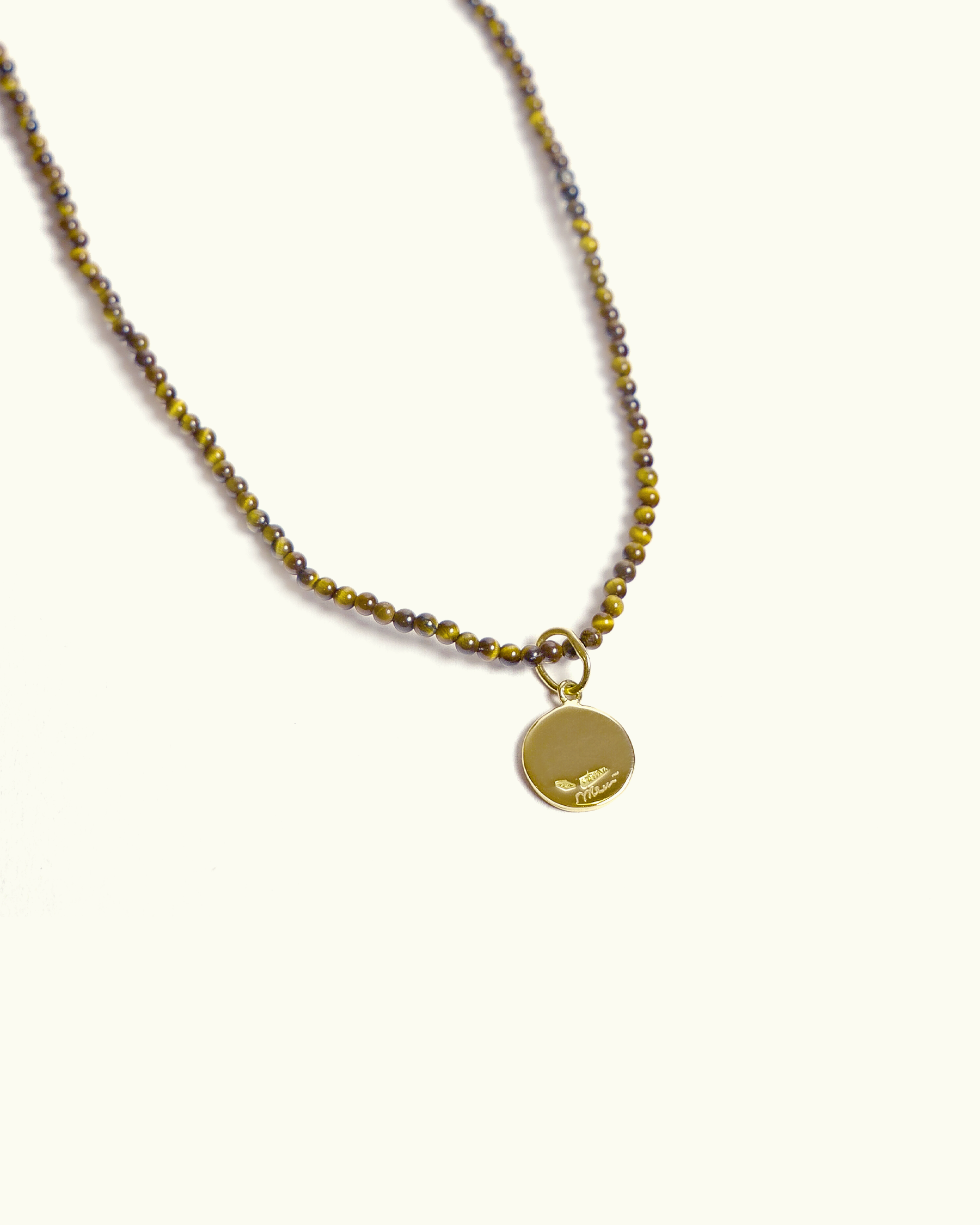 Collana Coloris in occhio di tigre con piastra in oro giallo 18K e cuore dipinto a mano in smalto a fuoco