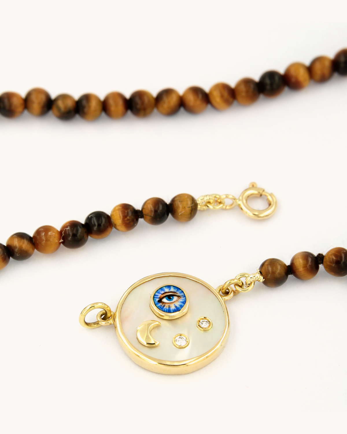 Collana Coloris con perline di occhio di tigre e pendente in madreperla con occhio mistico, luna e diamanti