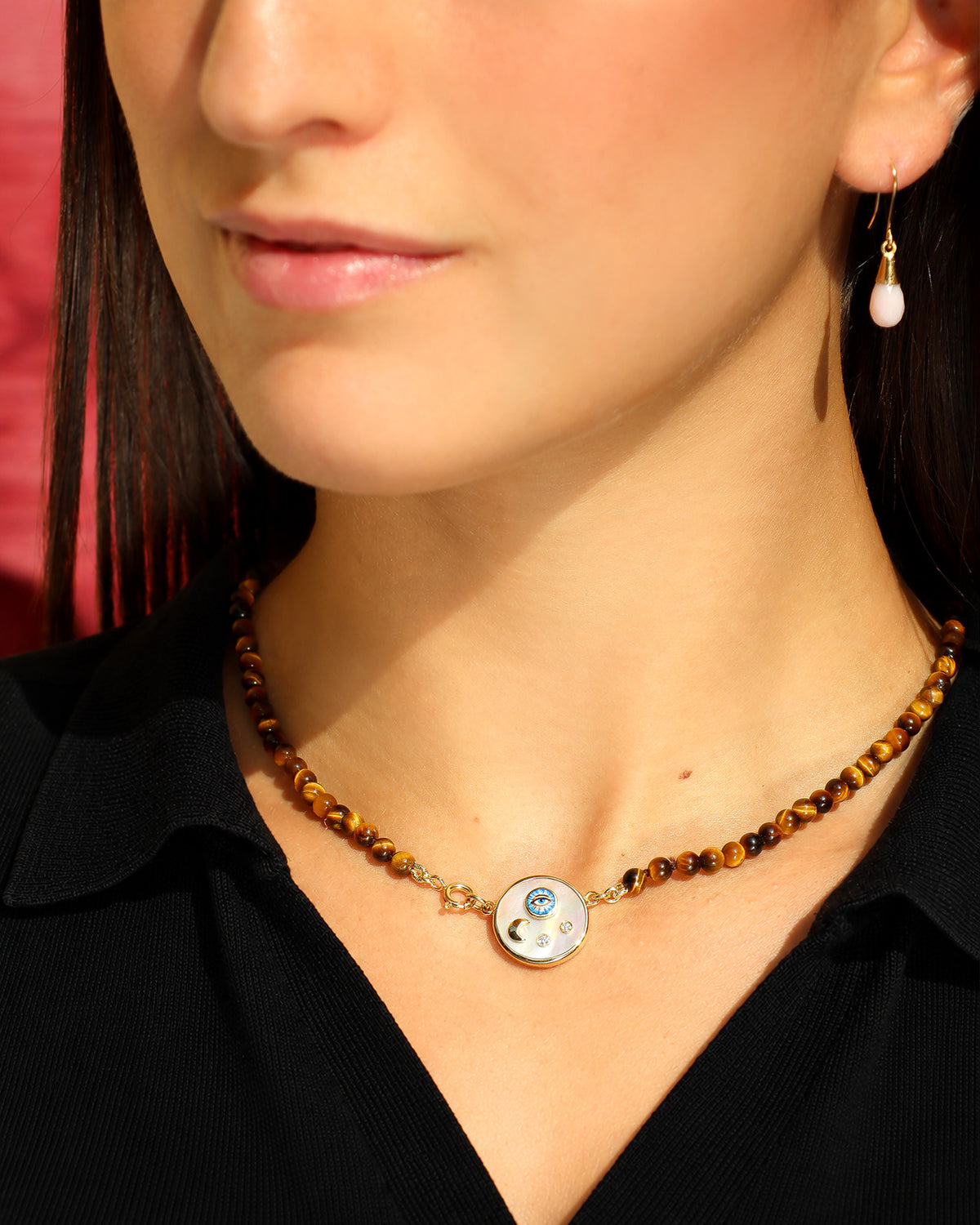 Collana Coloris con perline di occhio di tigre e pendente in madreperla con occhio mistico, luna e diamanti