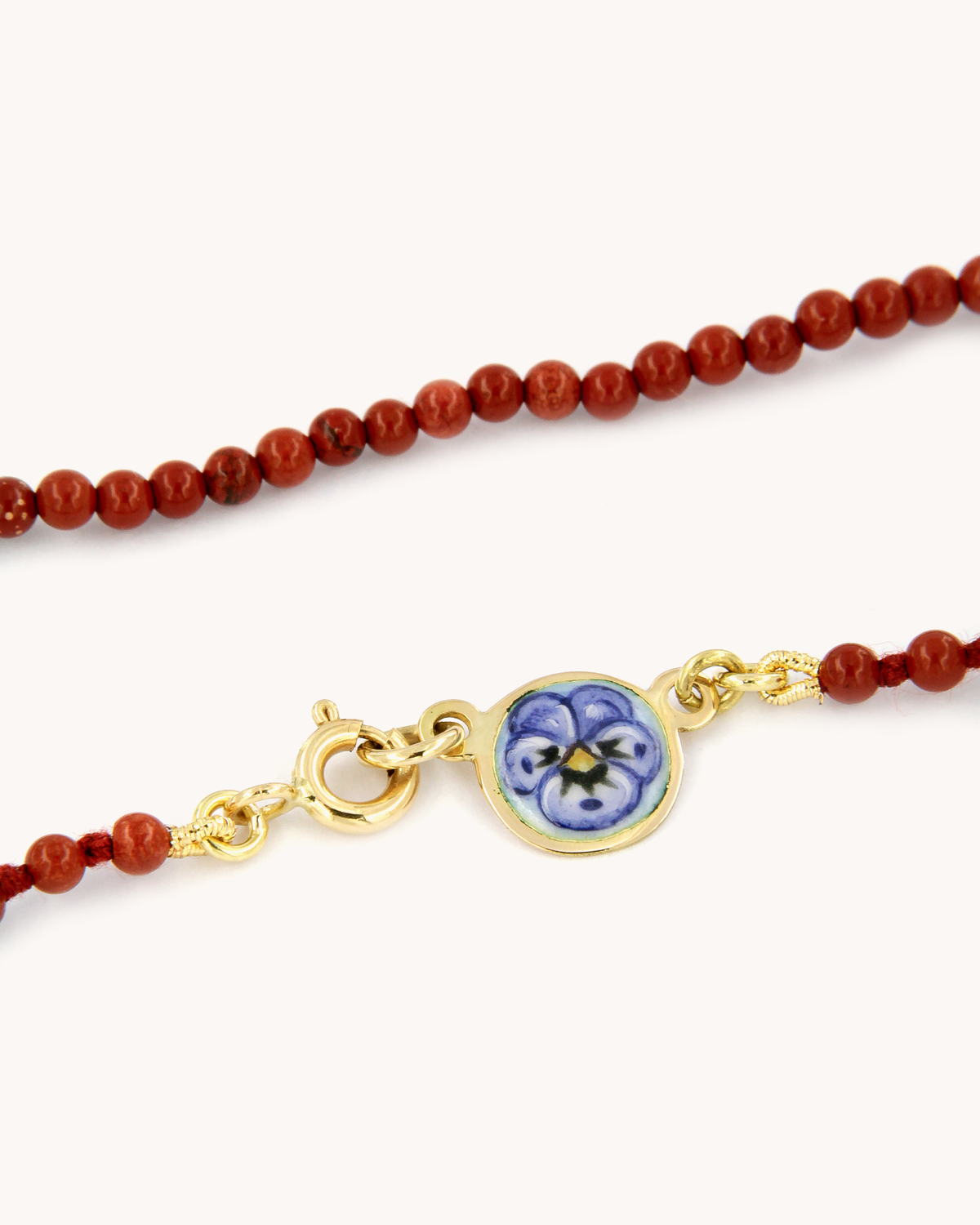 Collana Coloris Pansè nel Rosso Fuoco con perline di diaspro, oro giallo 18 carati e viola del pensiero dipinta a mano in smalto a fuoco