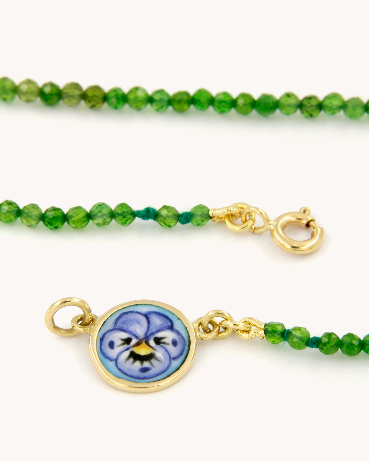 Collana Coloris Pansè nel Verde Bosco con perline di cromo diopside e viola del pensiero dipinta a mano in smalto a fuoco