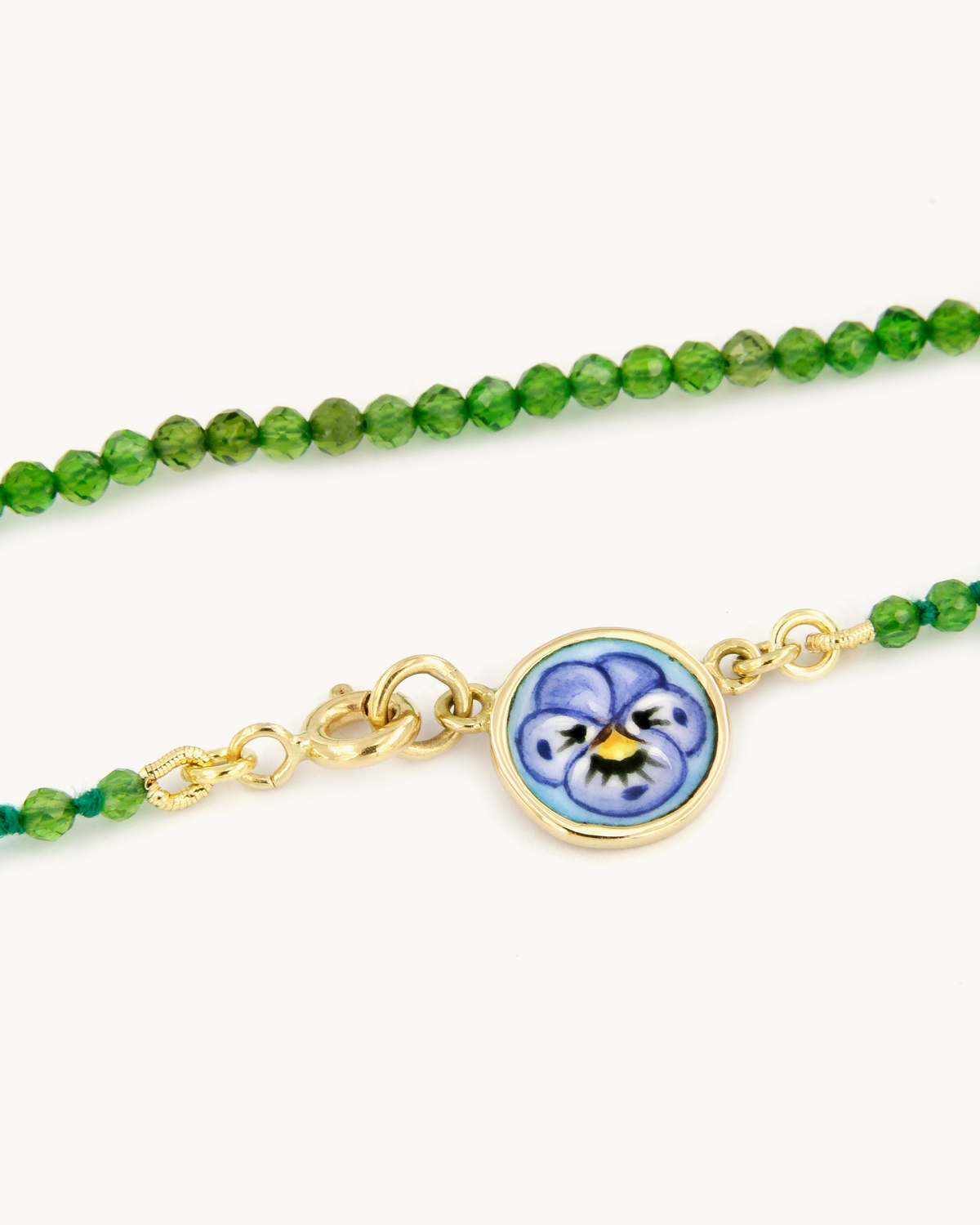 Collana Coloris Pansè nel Verde Bosco con perline di cromo diopside e viola del pensiero dipinta a mano in smalto a fuoco