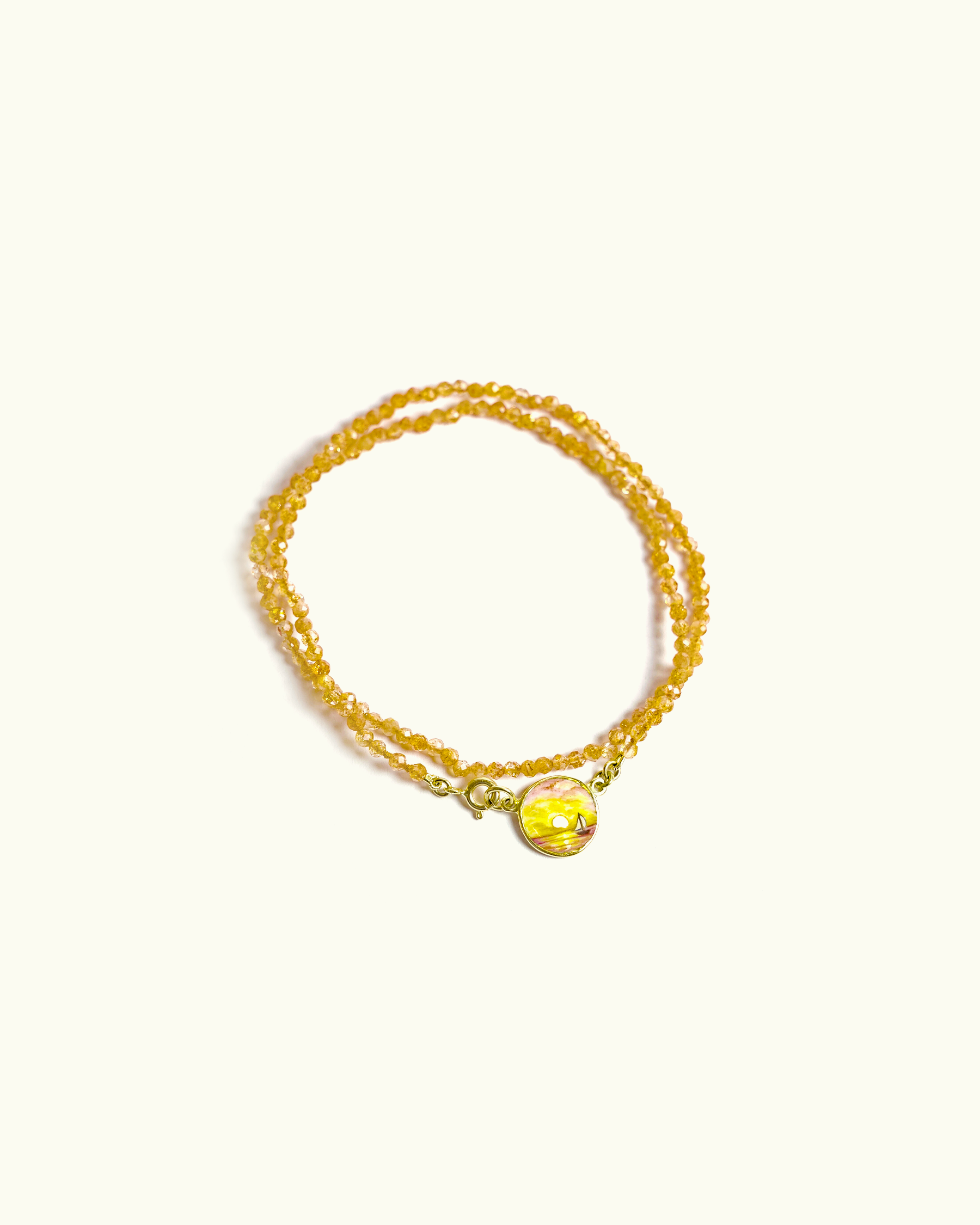 Collana Coloris in pietra del sole con piastra in oro giallo 18K e tramonto dipinto a mano in smalto a fuoco