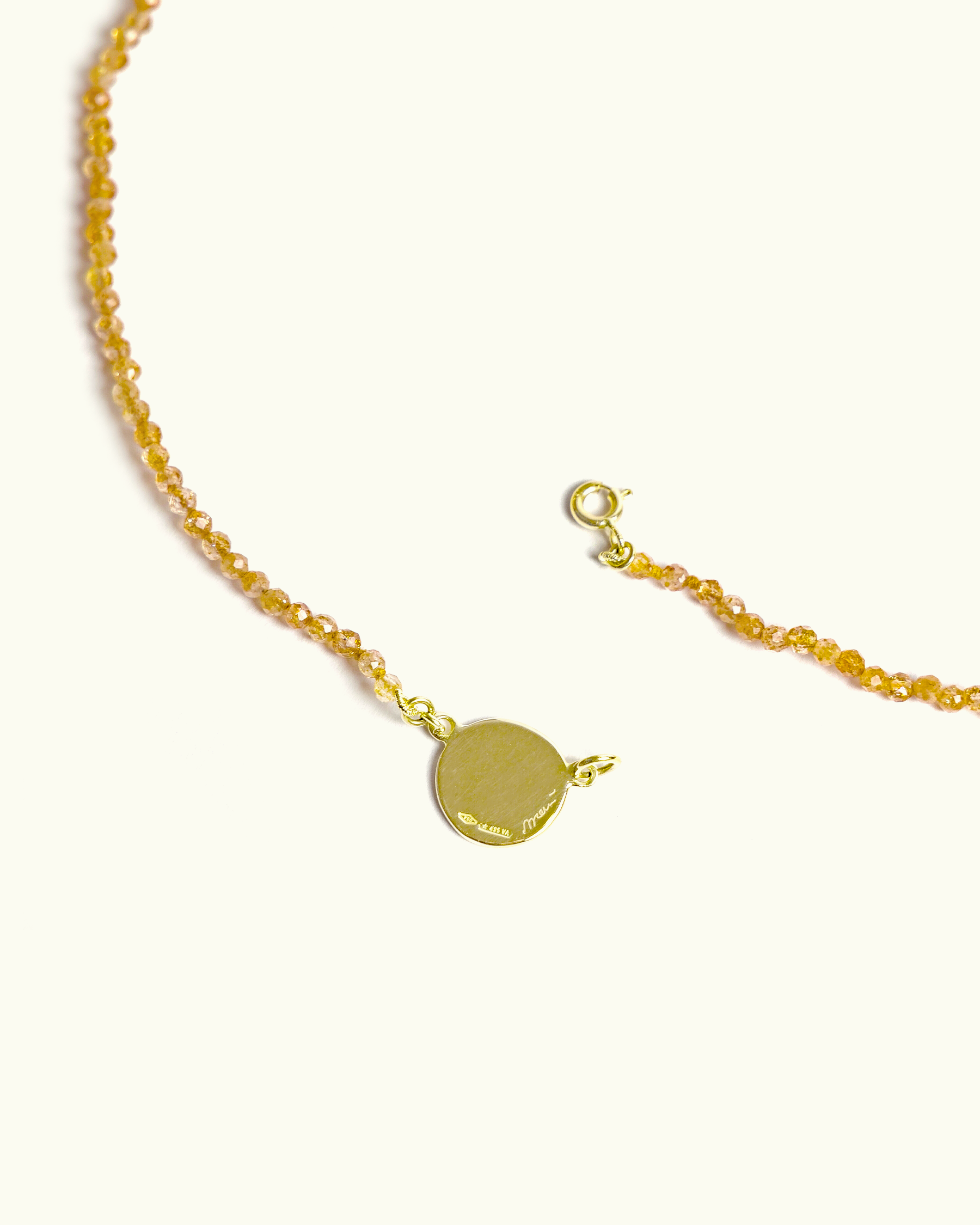 Collana Coloris in pietra del sole con piastra in oro giallo 18K e tramonto dipinto a mano in smalto a fuoco