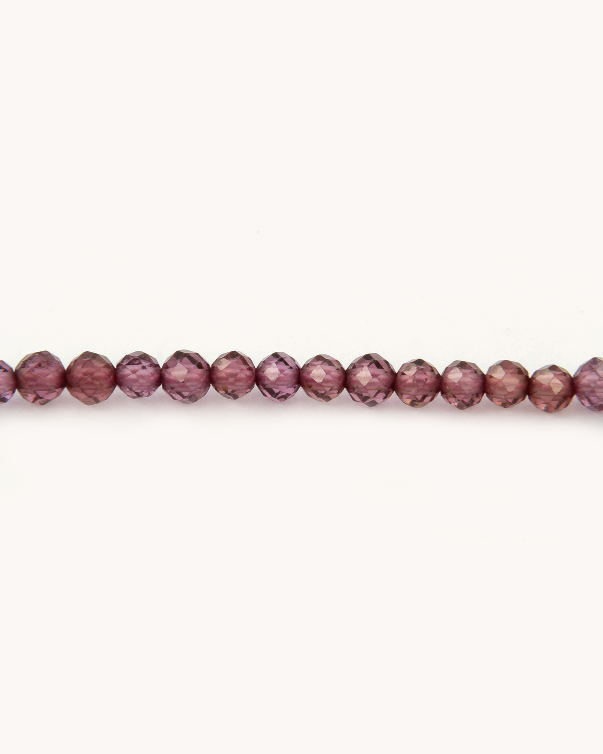 Collana Coloris Micio nel Rosso Profondo con perline di rodolite, oro giallo 18 carati e micio dipinto a mano in smalto a fuoco