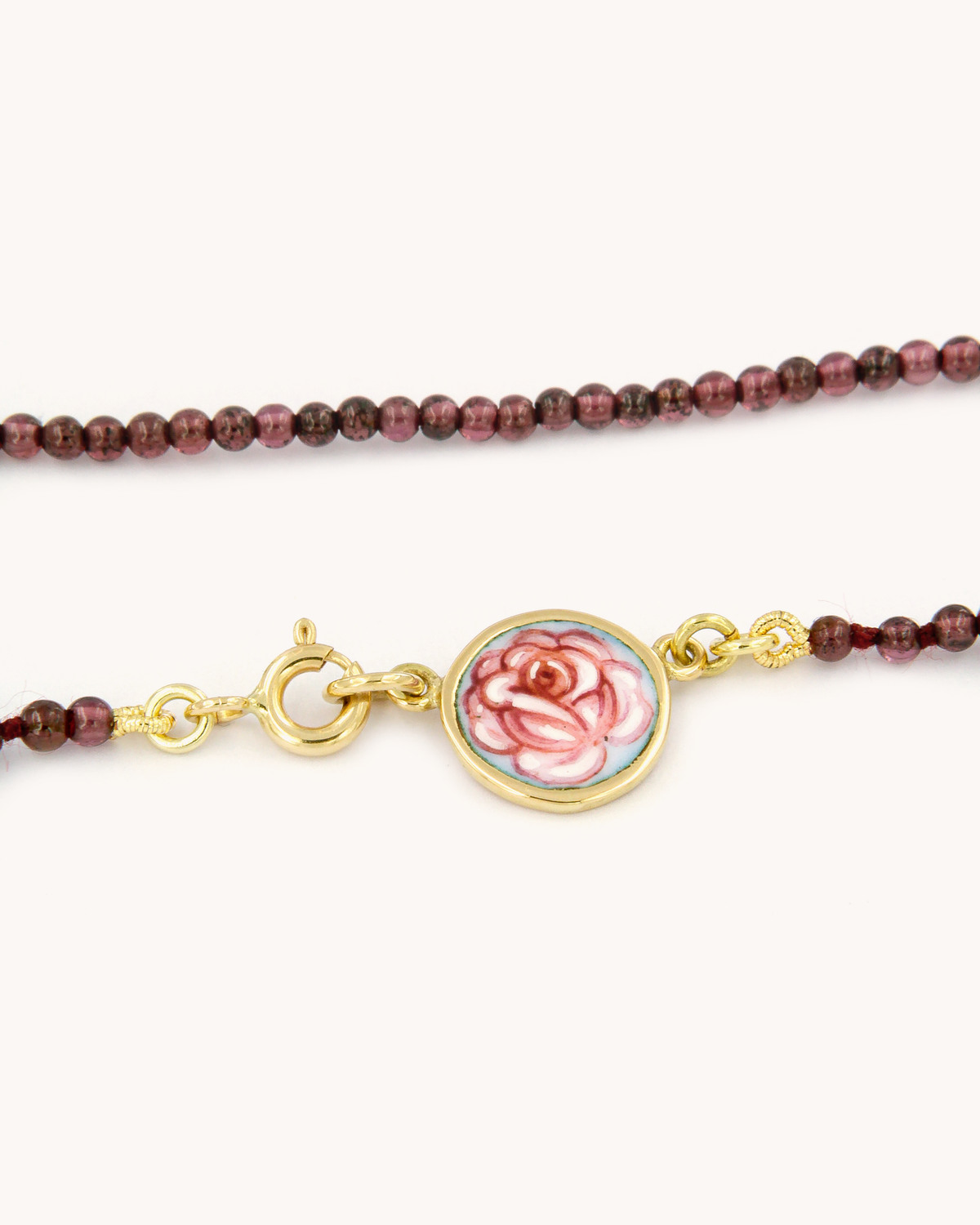 Collana Coloris Rosa nel Rosso Profondo con perline di granato e rosa dipinta a mano in smalto a fuoco su oro giallo 18 carati