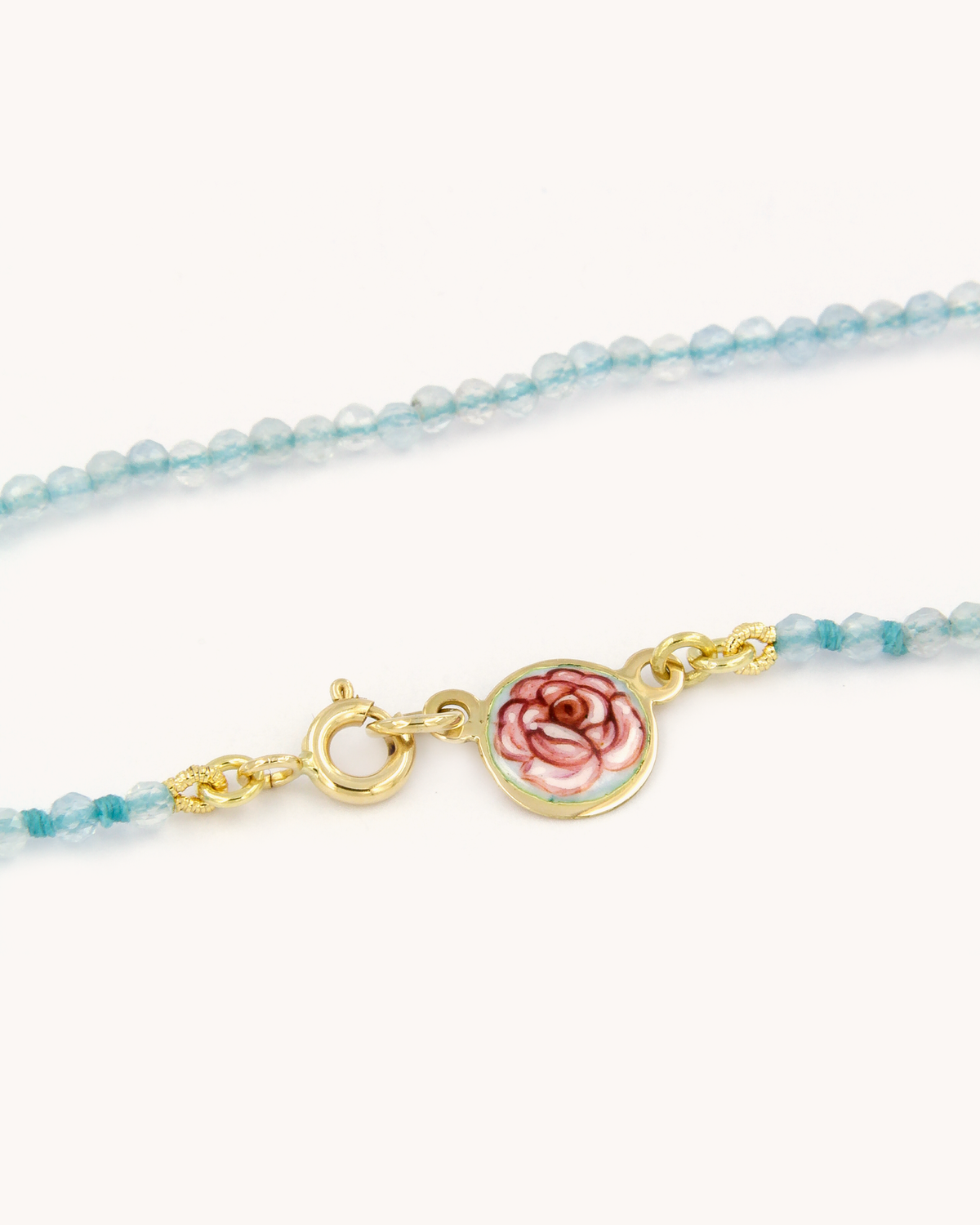 Collana Coloris Rosa nell’Azzurro Limpido con perline di acquamarina, oro giallo 18 carati e rosa dipinta a mano in smalto a fuoco